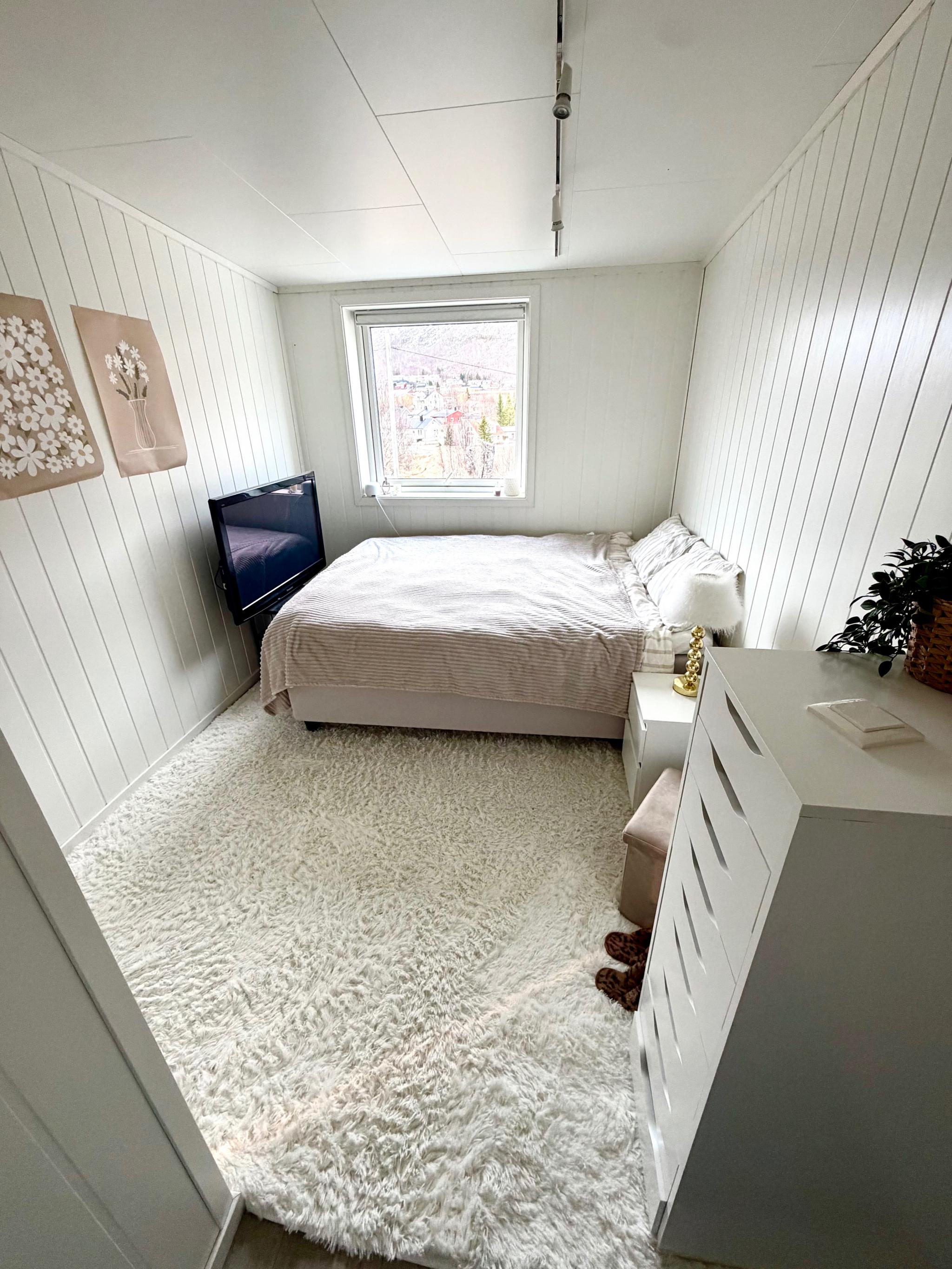 Soverom 1 i 1. etg (seng og klesskap medfølger)