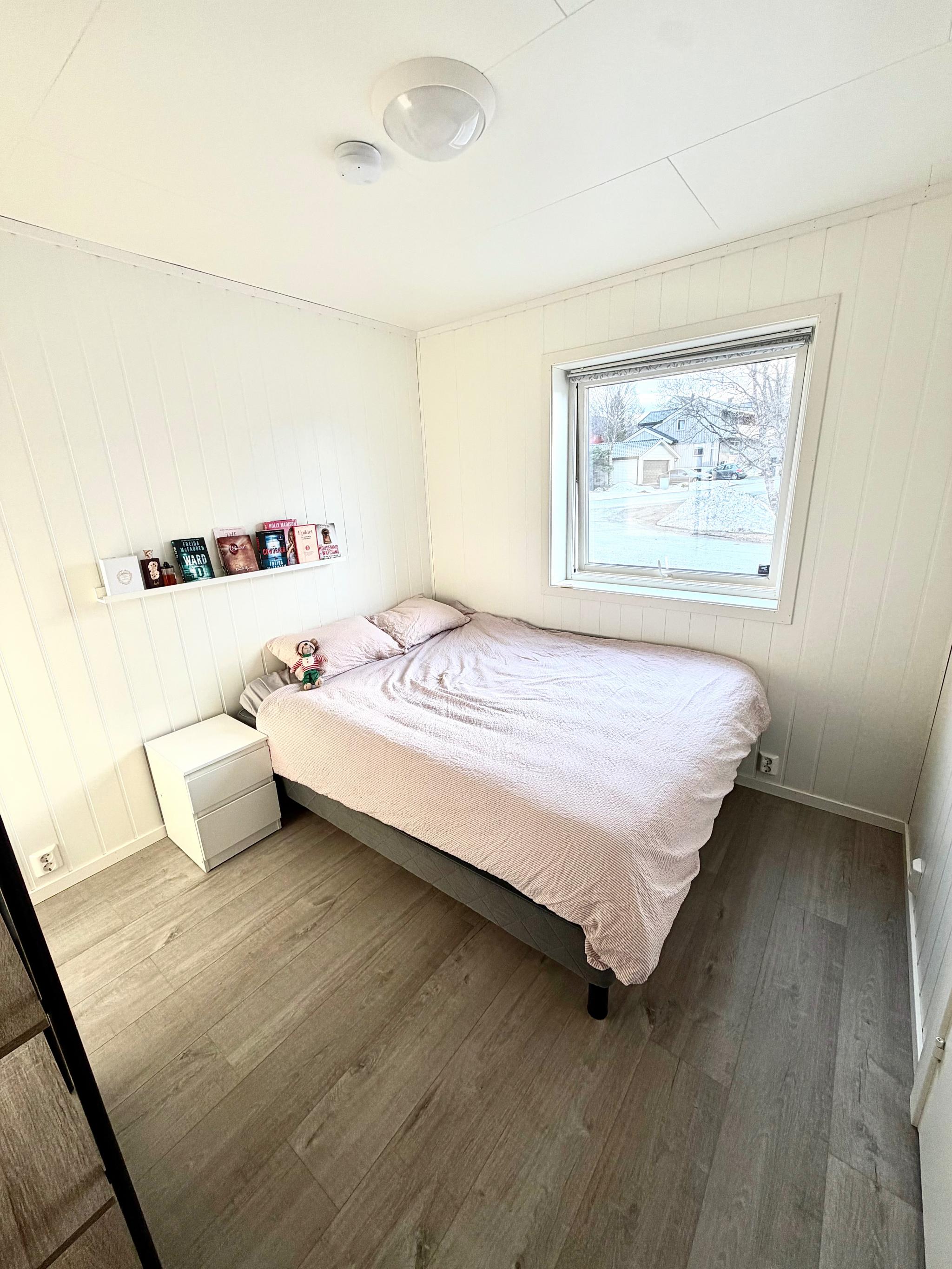 Soverom 2 i 1. etg (seng og klesskap medfølger)