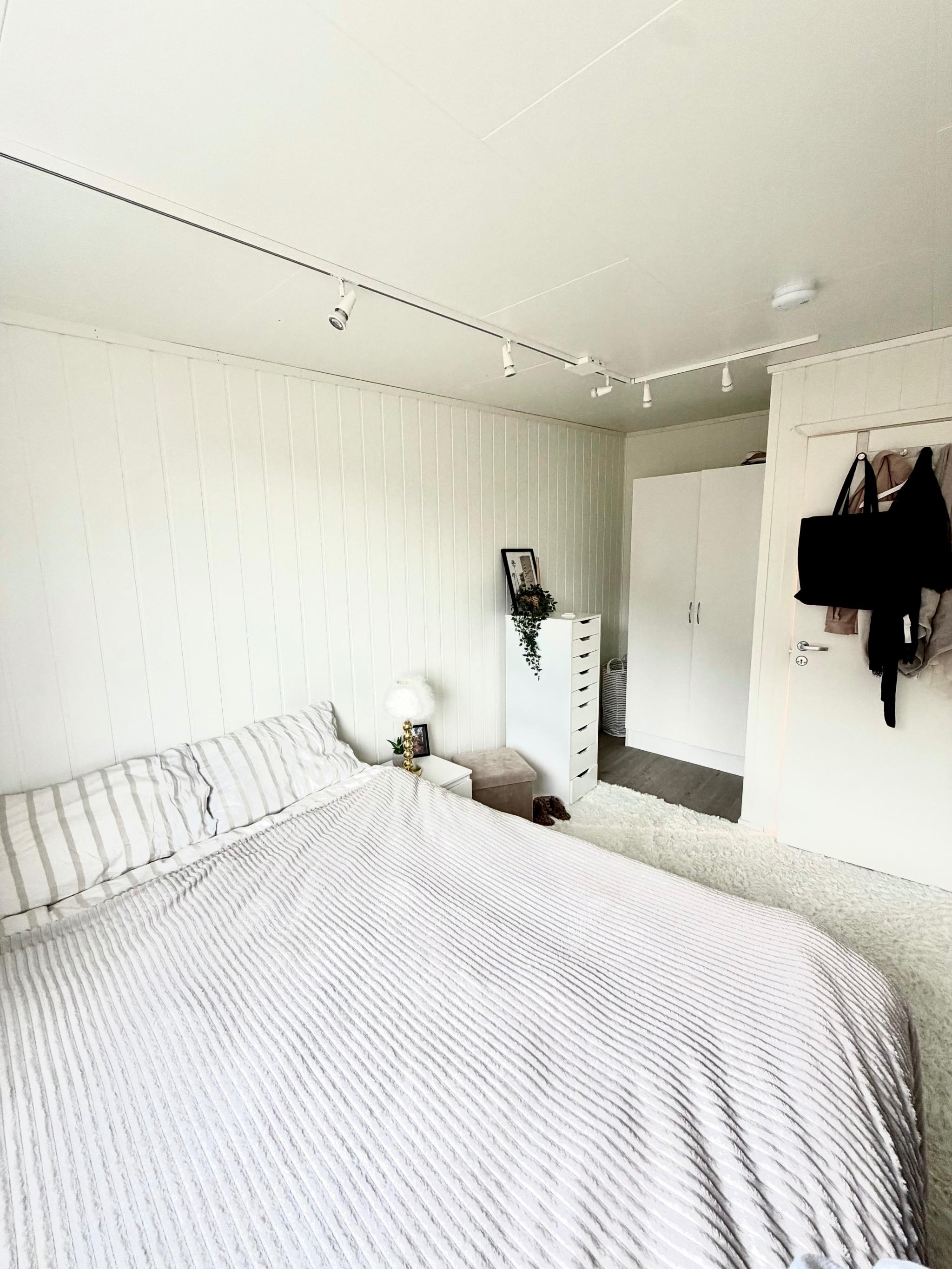 Soverom 1 i 1. etg (seng og klesskap medfølger)