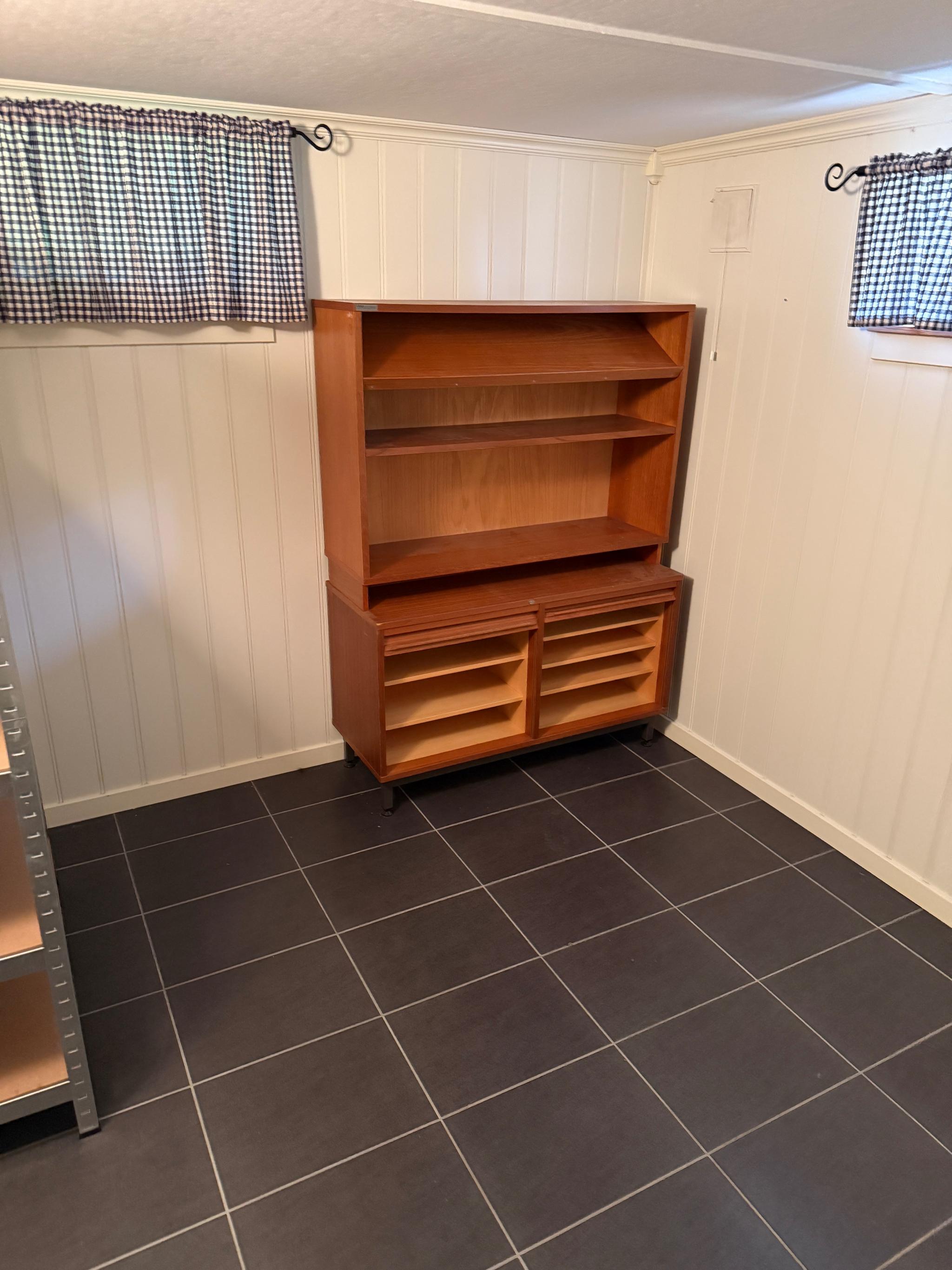 Kontor i kjeller, med varmekabler.