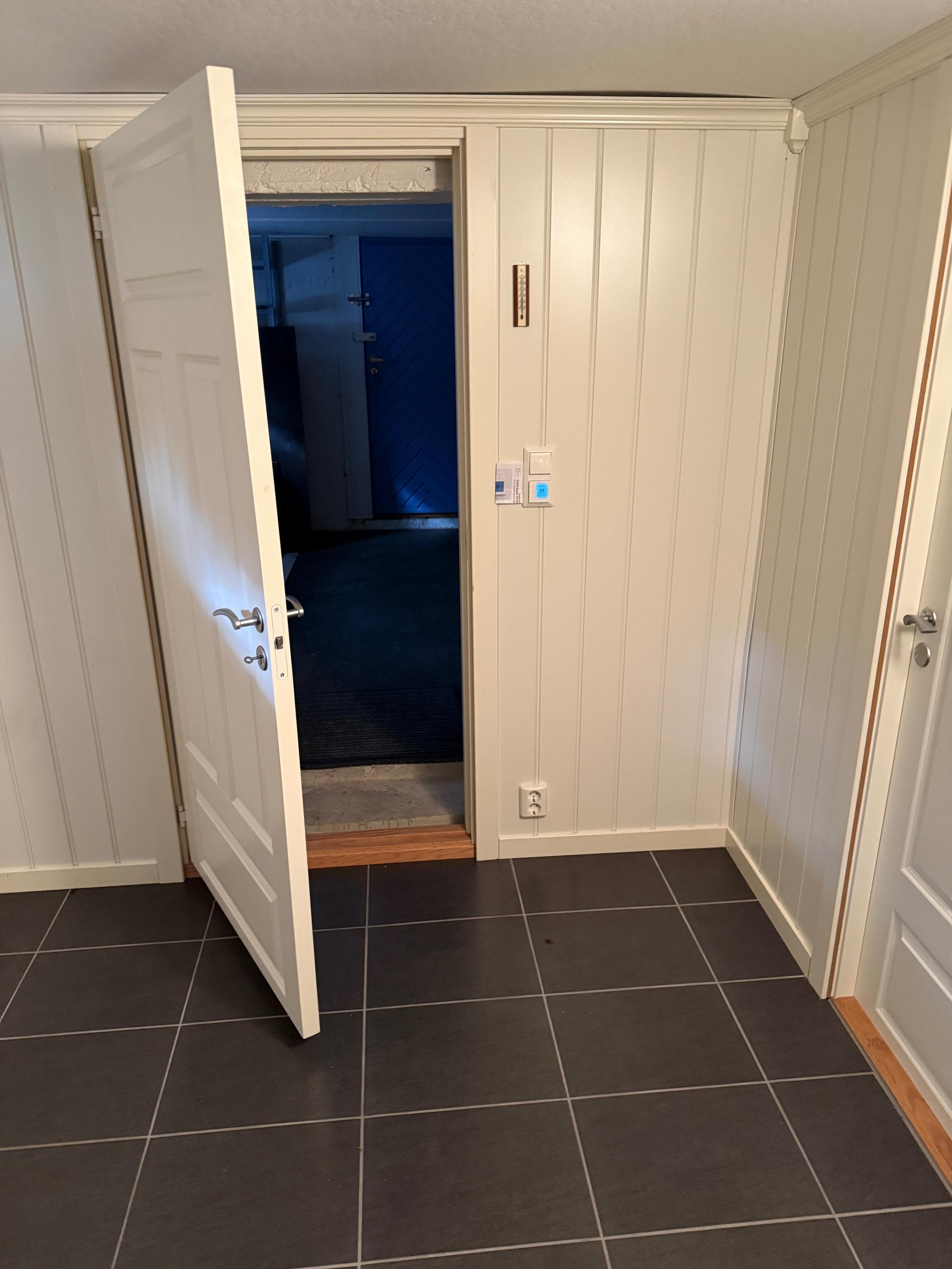 Kontor i kjeller, med varmekabler.