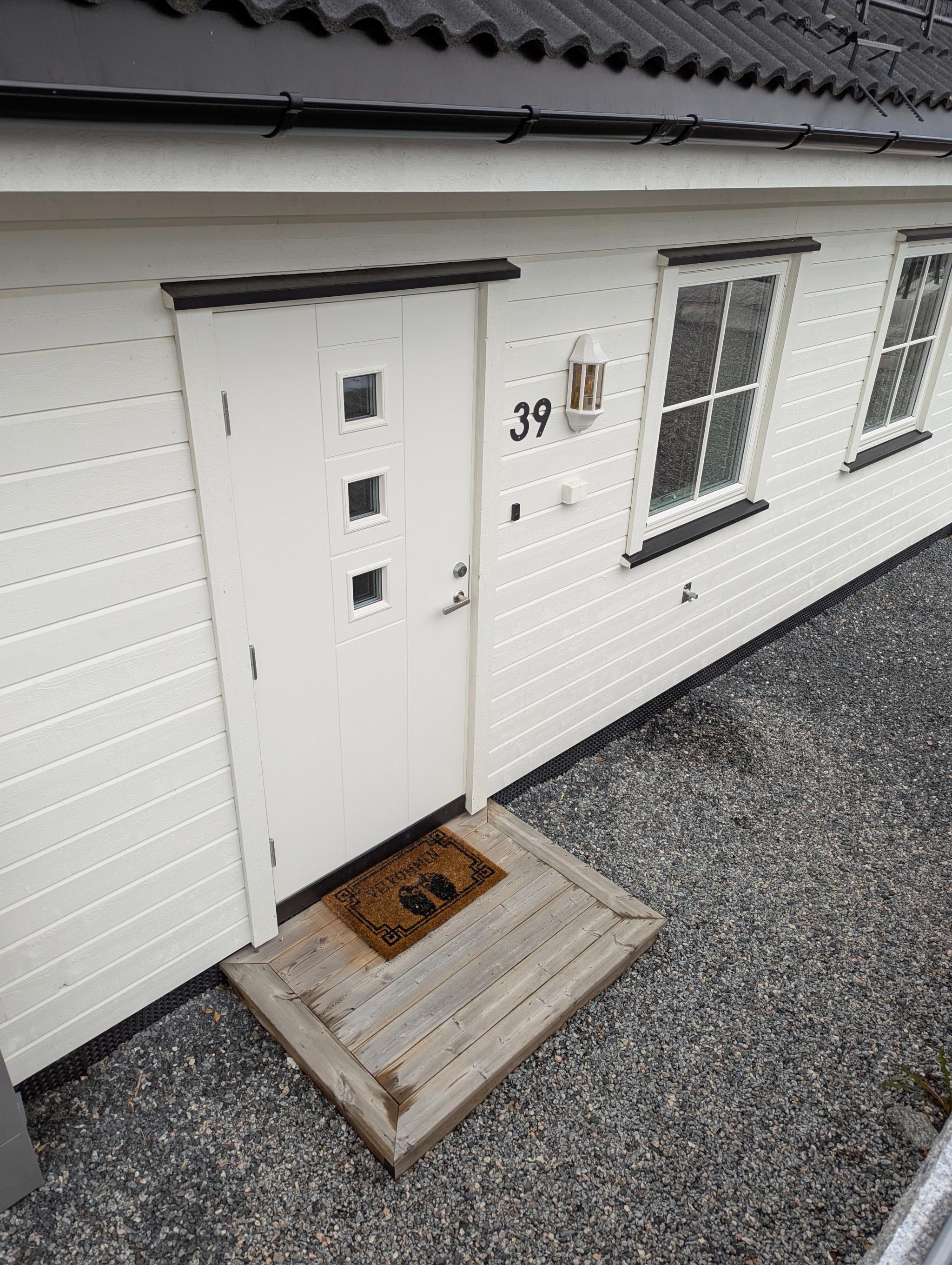 Adkomst direkte fra bakkeplan. Egen vannkran ved inngang