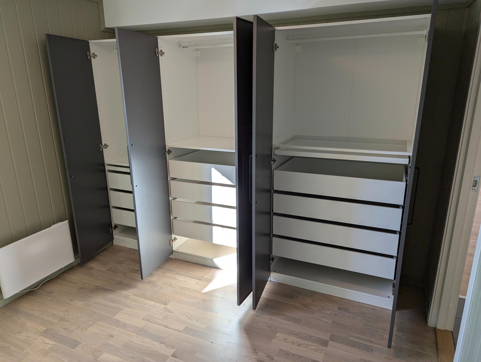 PAX-garderobeløsning fra Ikea med skuffer og opphengstenger