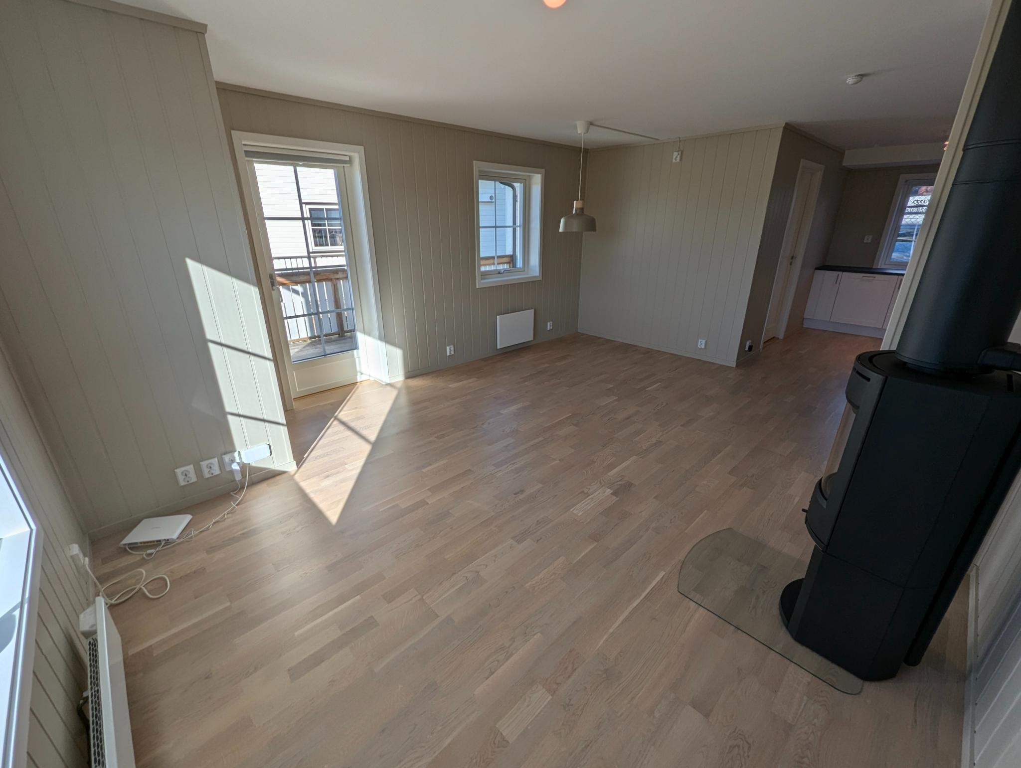 God plass til både sofakrok og spisegruppe. Utgang til terrasse fra stue