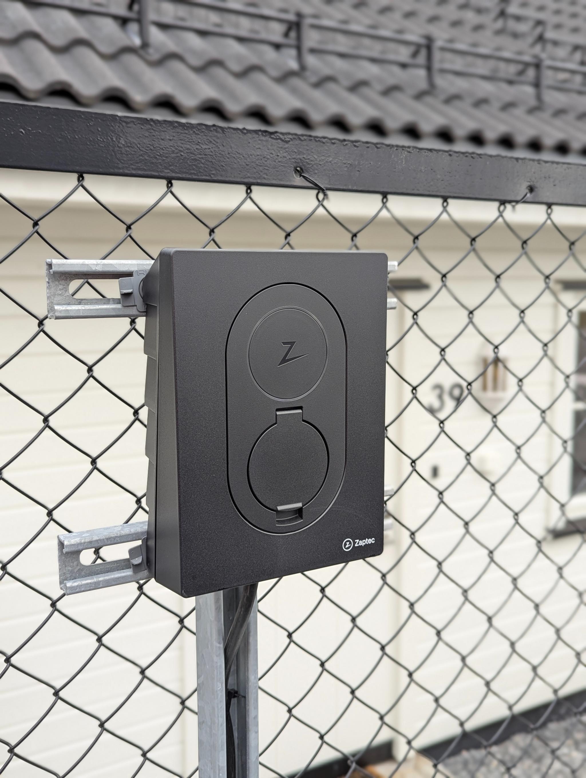 Egen elbillder fra Zaptec. Låses opp med egen nøkkel og brukes med egen type 2 ladekabel (kabel følger ikke med)