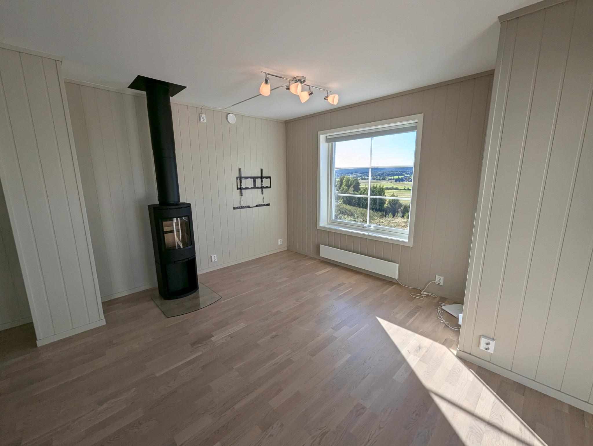 Veggfeste for tv medfølger. Klargjort for tegning av eget abonnement på internett og TV via Fiber fra VEV Romerike AS