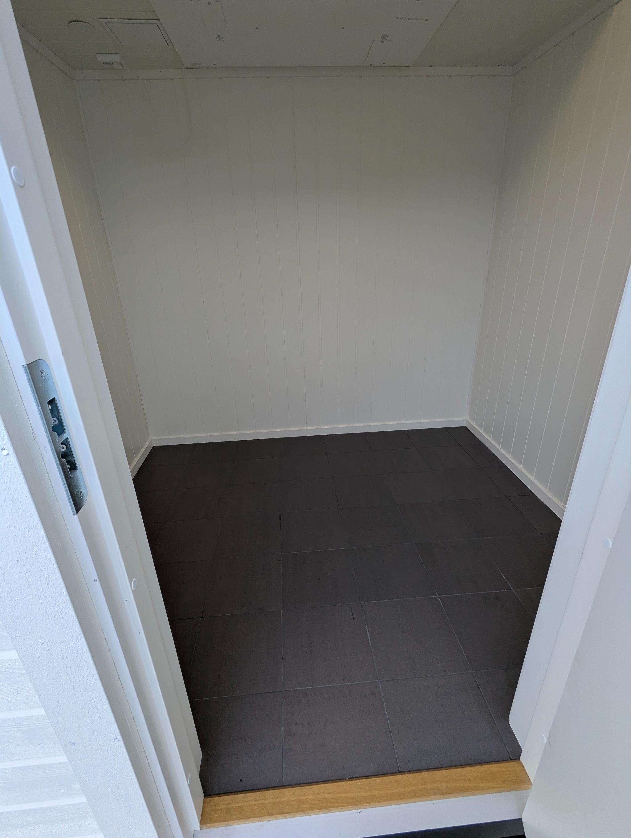 Utvendig, isolert bod med adkomst til ventilasjonsanlegg