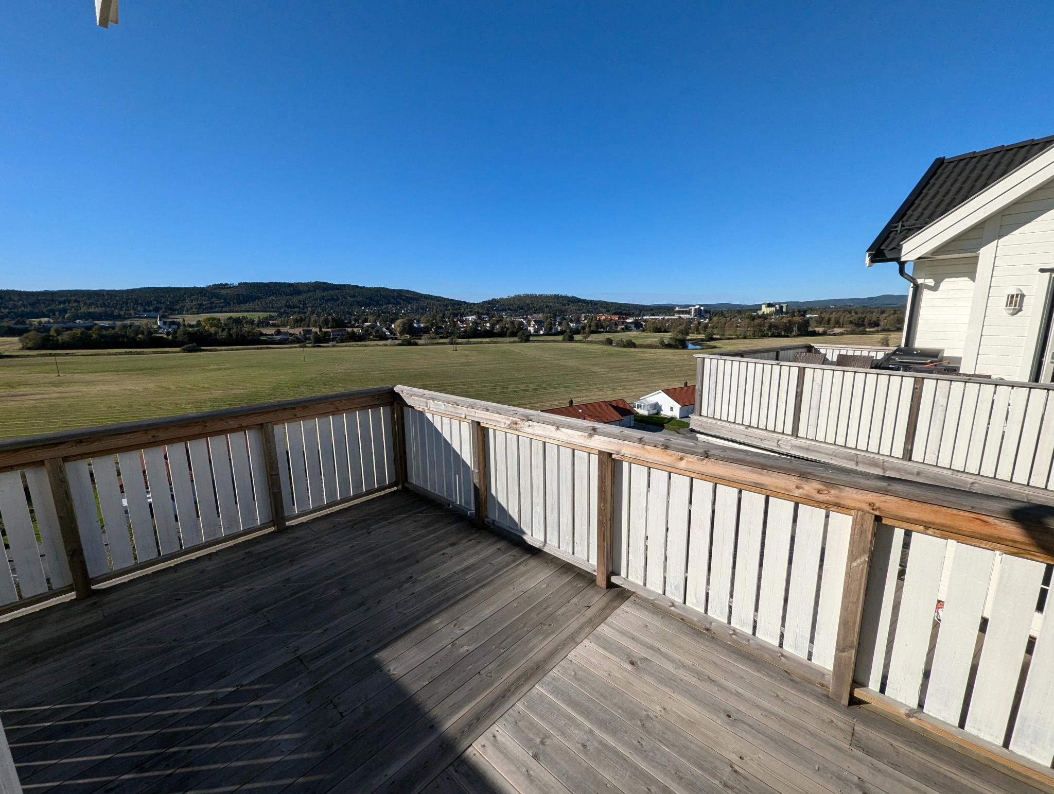 Leiligheten ligger i 2.etasje og har nordvestvendt terrasse med utsikt utover Bjørkelangen