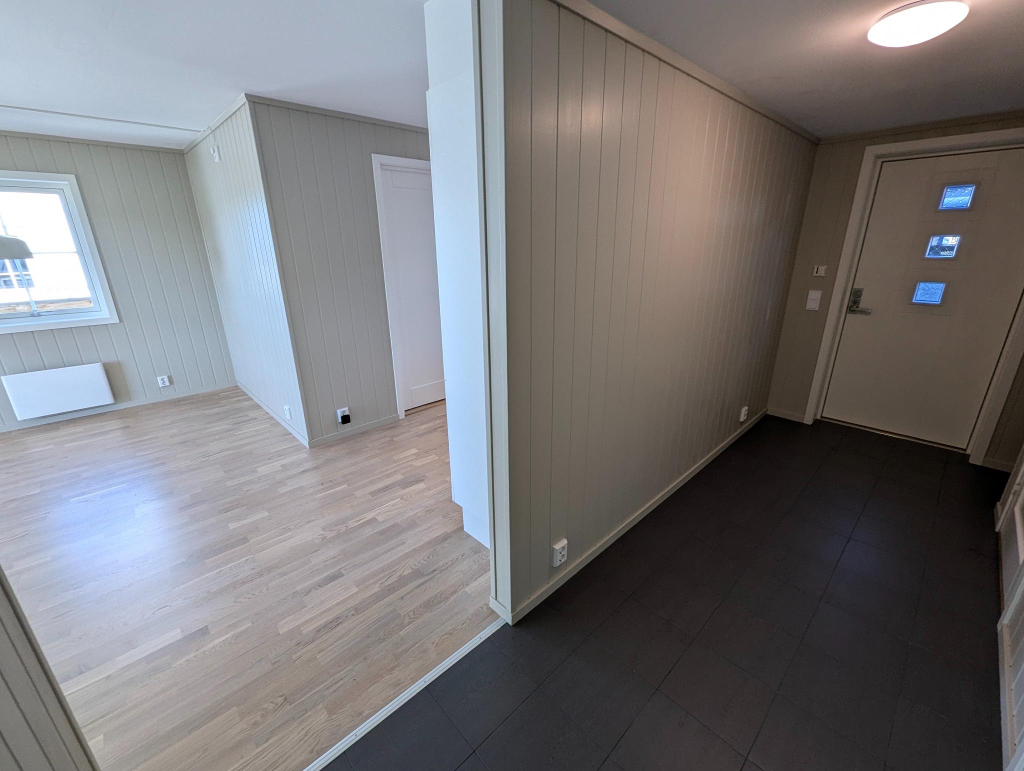 Fra entreen har man tilgang til bod, bad, hovedsoverom og stue/kjøkken