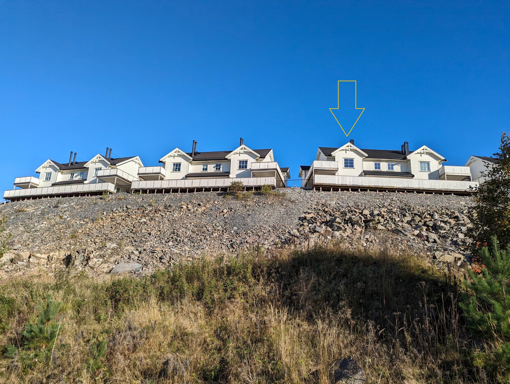 Leiligheten ligger i en firemannsbolig under sameiet Bringebærveien