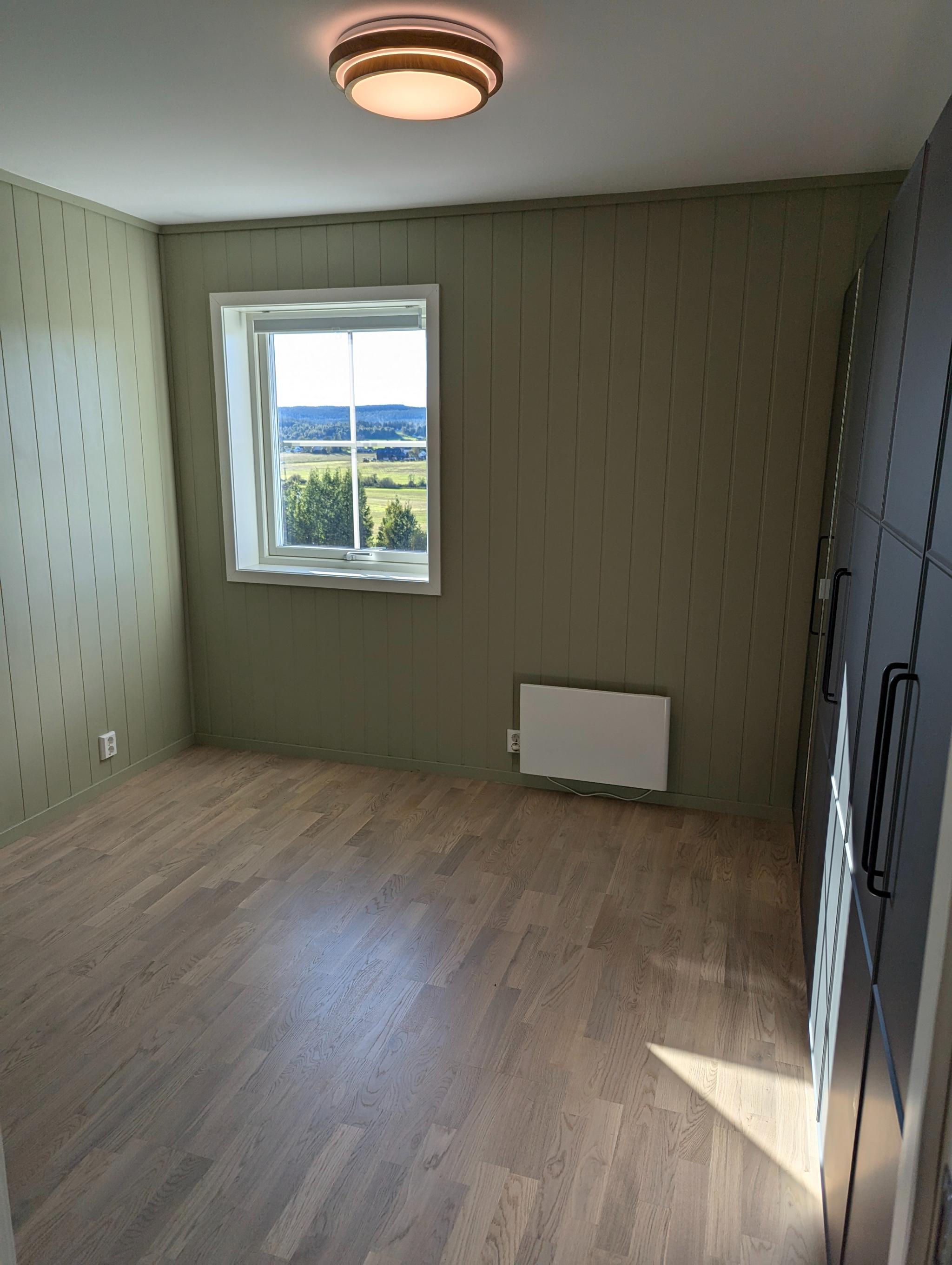 Hovedsoverommet er malt i en lys og beroligende grønntone og byr på god plass til dobbeltseng