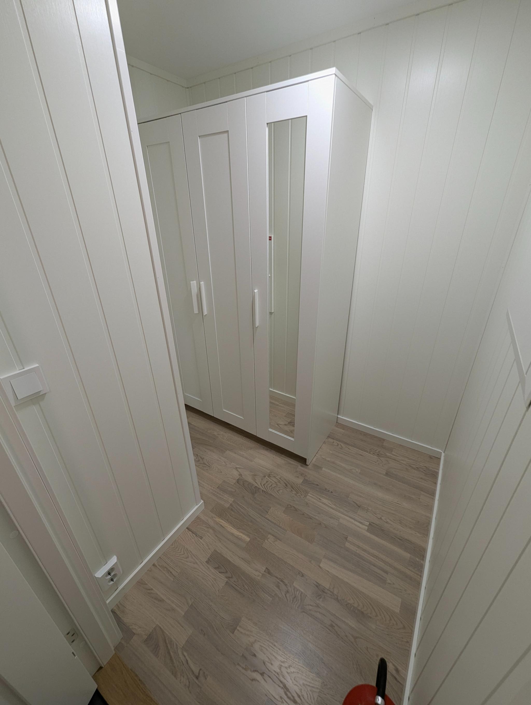 Innvendig bod med garderobeskap