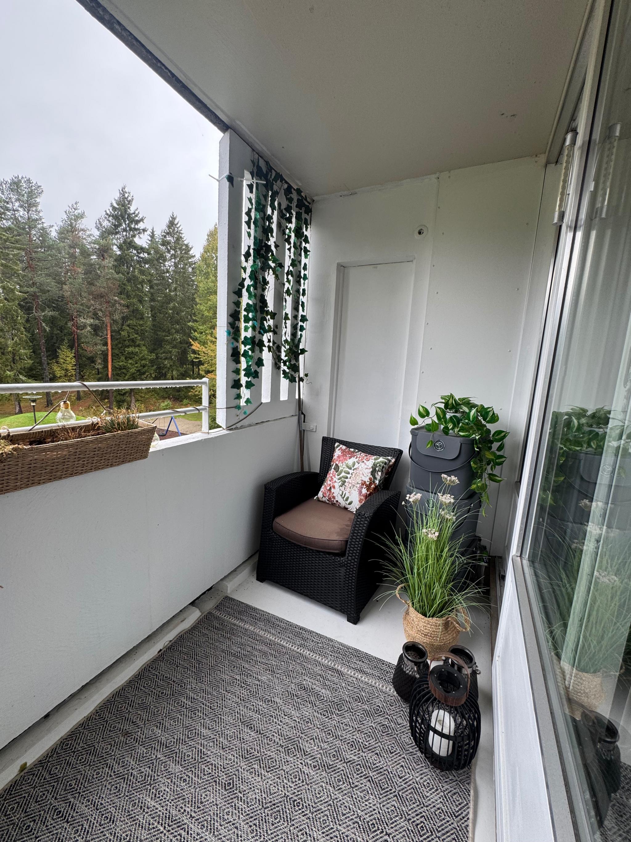 Romslig balkong med fin utsikt