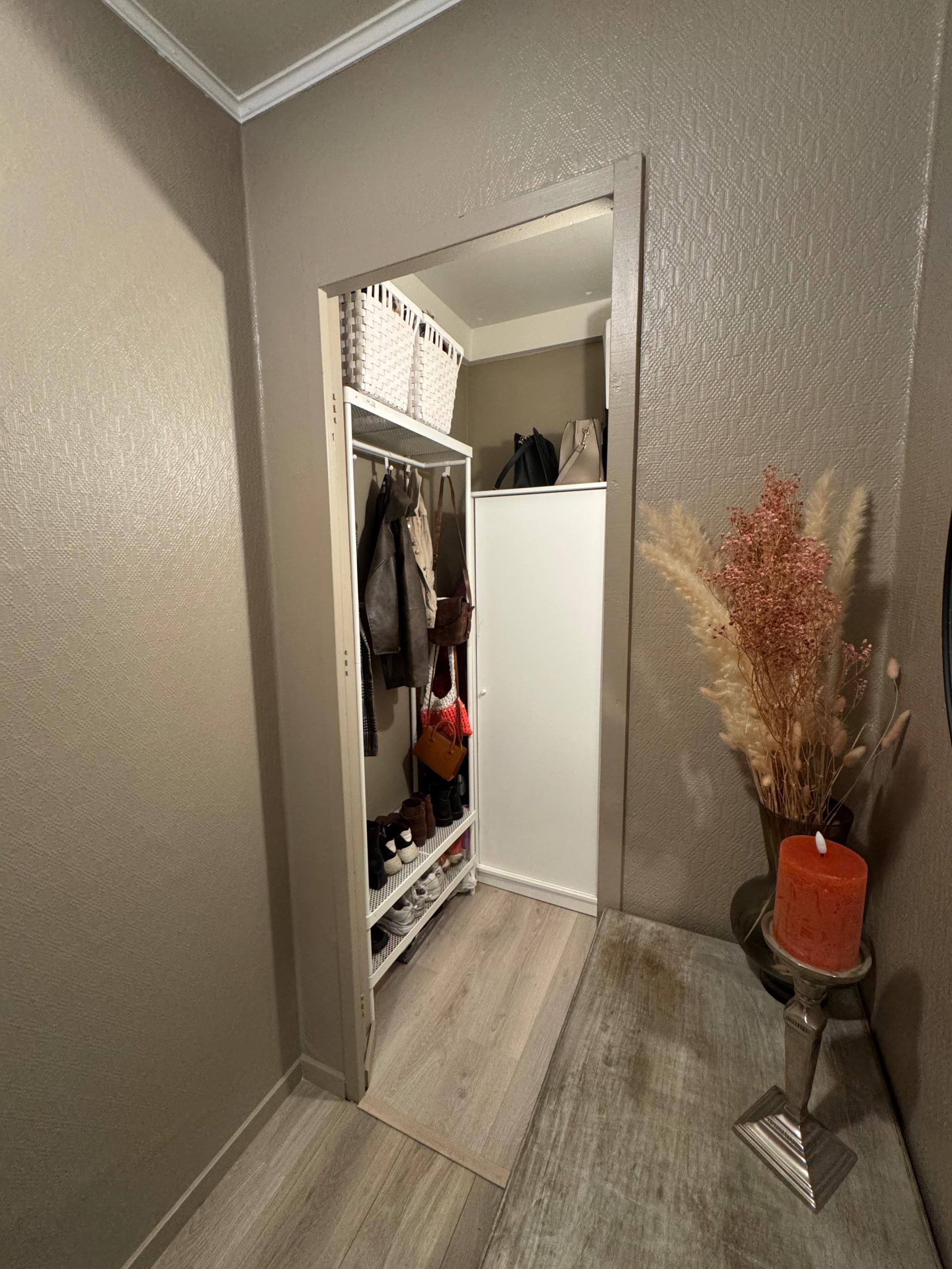 Romslig gang med garderobeskap og oppbevaring