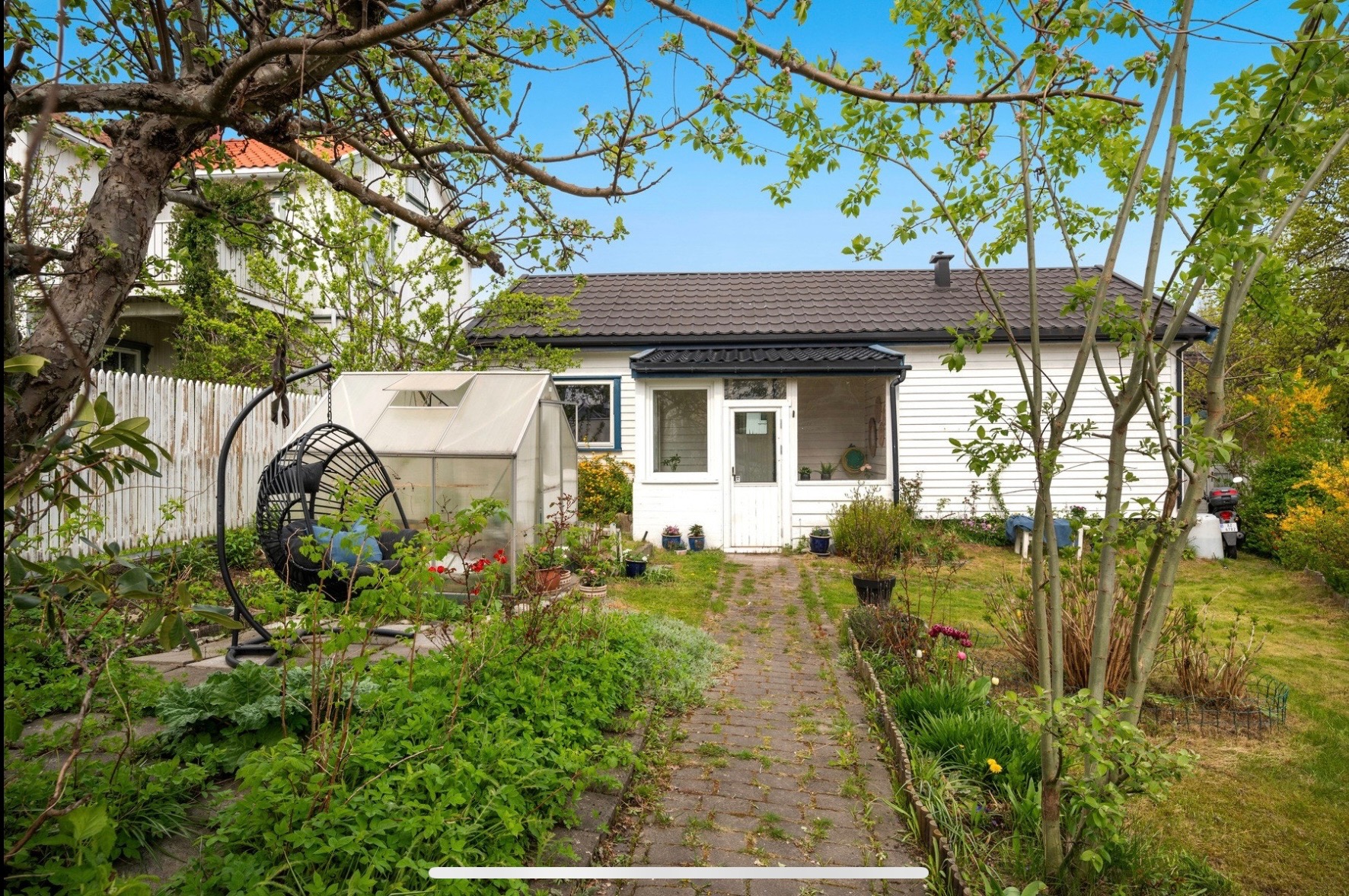 Huset sett fra hagen