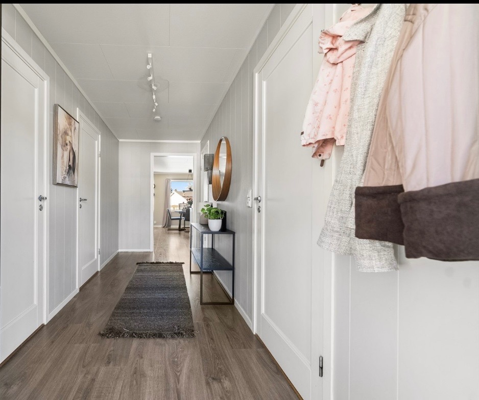 God plass til oppheng av yttertøy og til å sette fra seg av skoene.