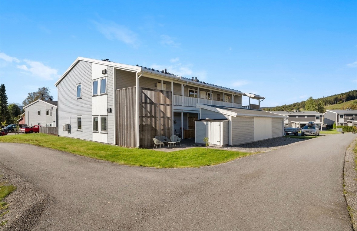 Inngangsparti med boder i framkant