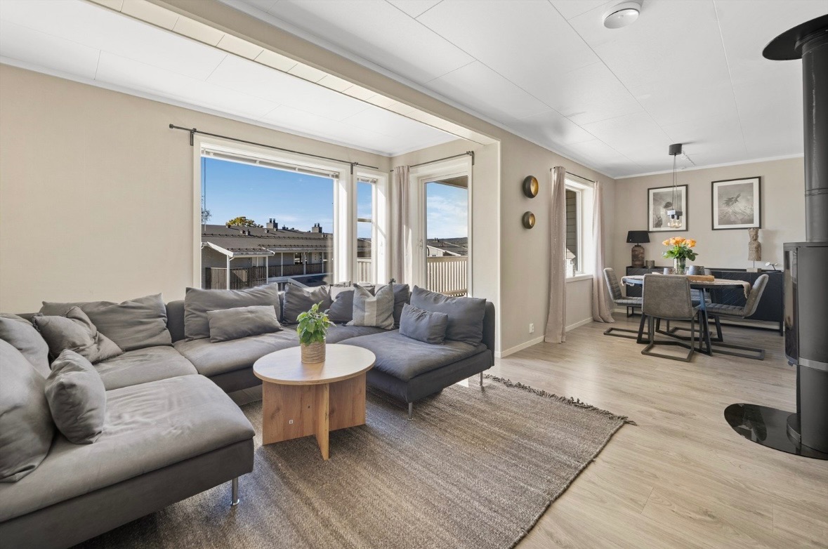 Stuen lar seg enkelt møblere med spisestue, sofagruppe og mediemøbler. Leiligheten har god vindusflater som slipper inn rikelig med naturlig lys.