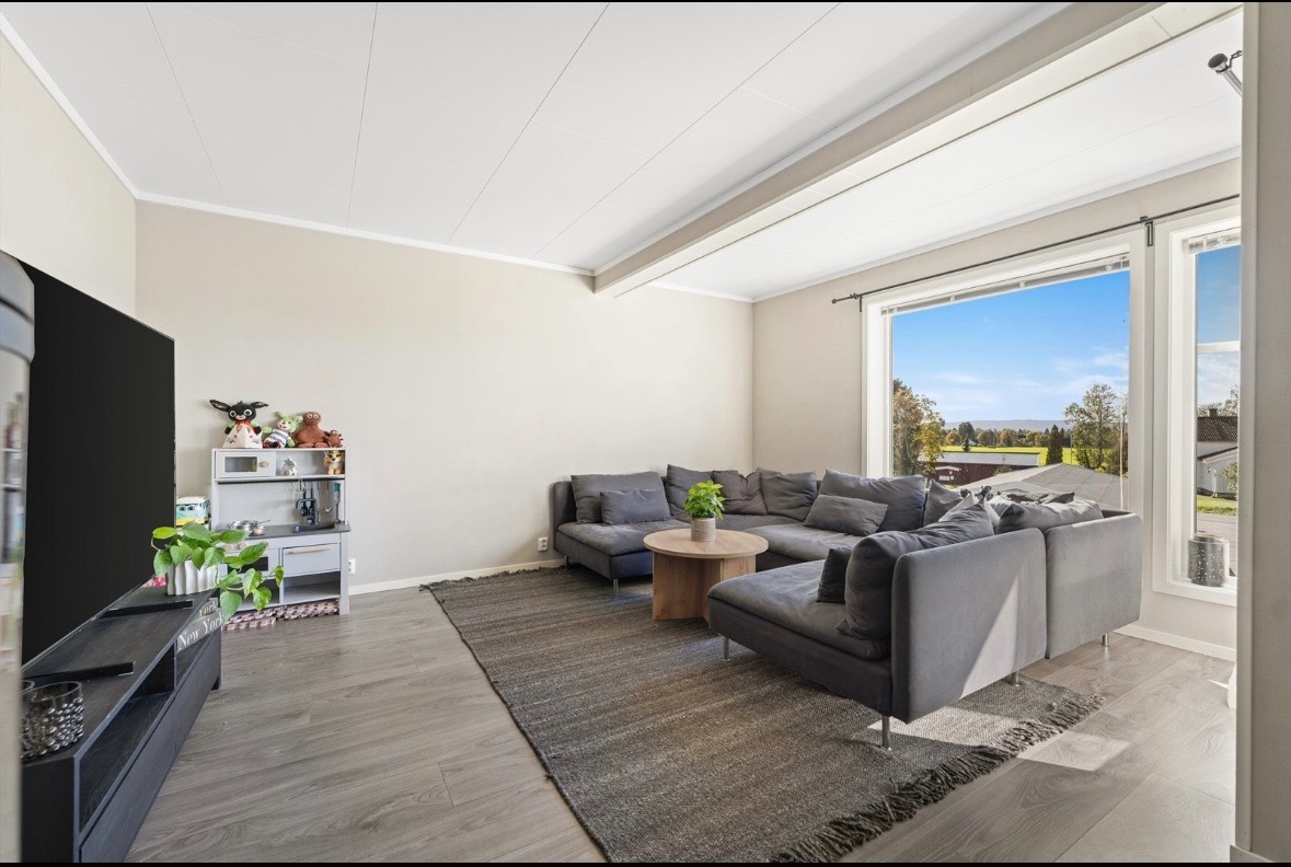 Fra stuen er det utgang til en herlig veranda på ca 11 kvadratmeter. 