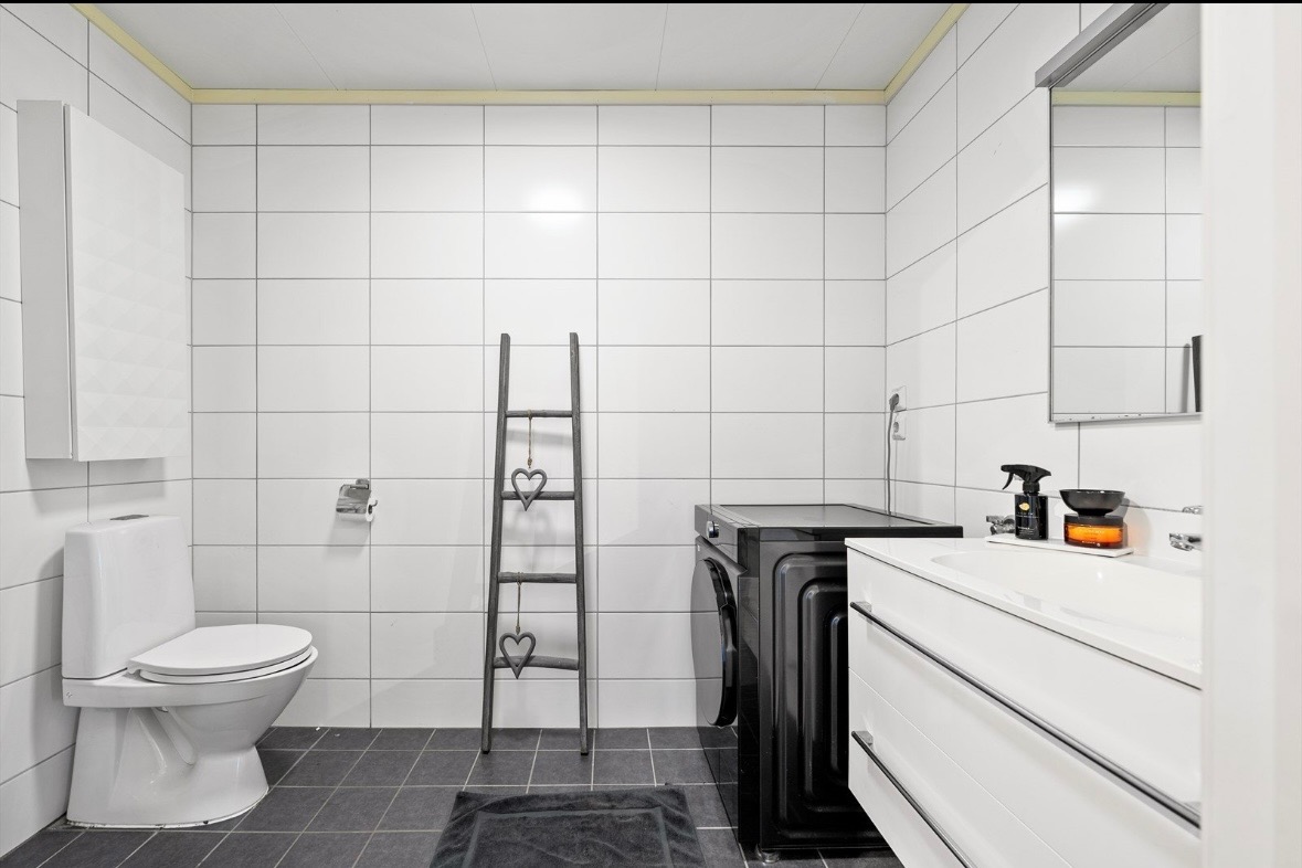 Delikat bad med flislagt overflate, elektriske varmekabler og balansert ventilasjon 