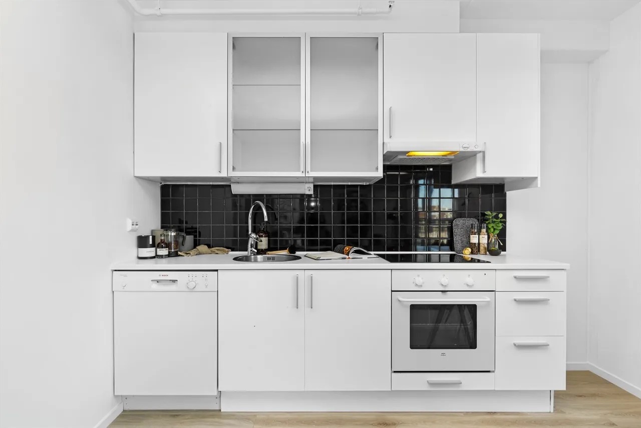 Kjøkken har nye hvitevarer etter dette bildet er tatt, inkl. kjøleskap/fryser (se forrige bilde)