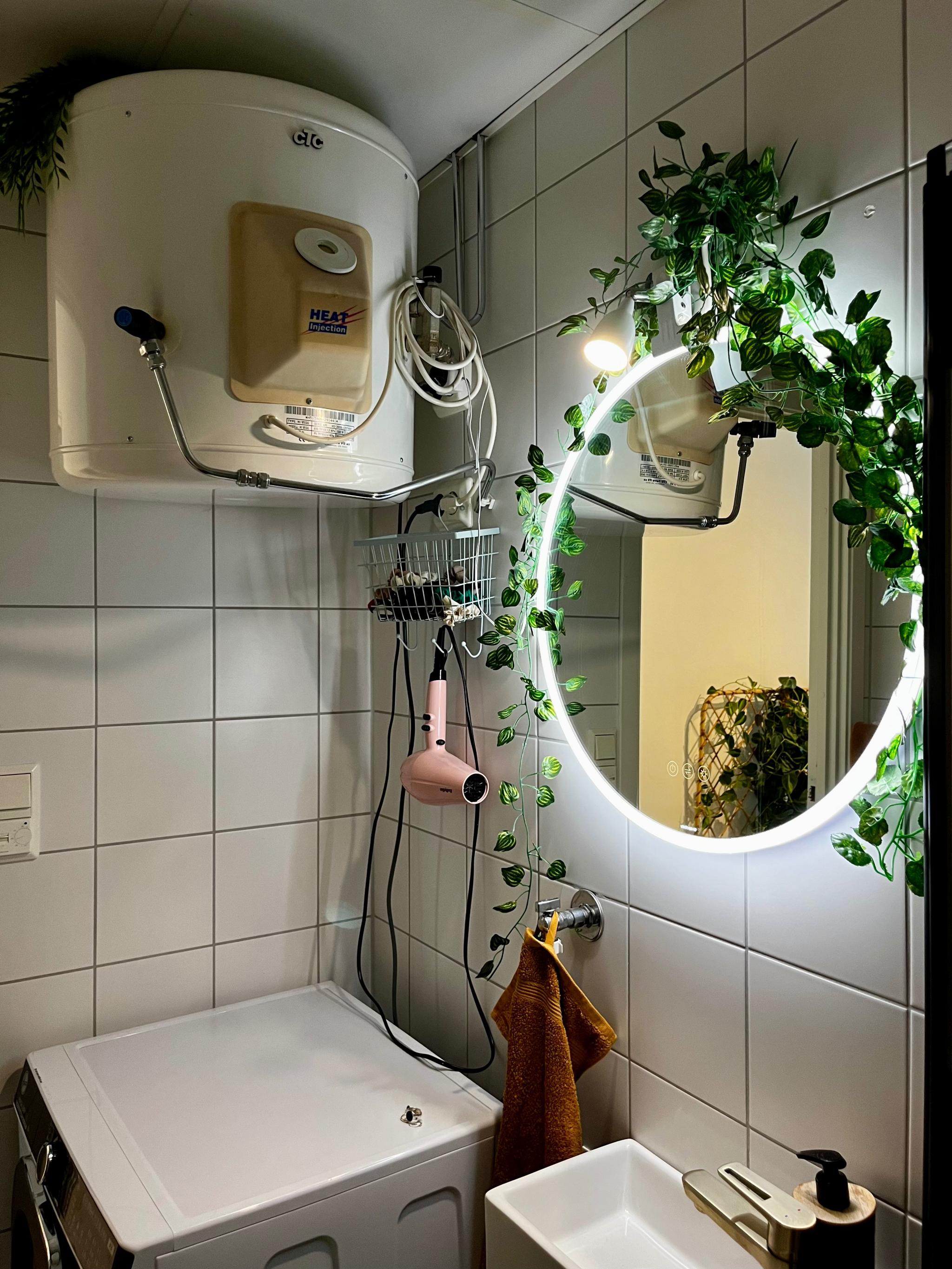 Synlig vanntank som man kan skjule på en kreativ måte, om ønskelig