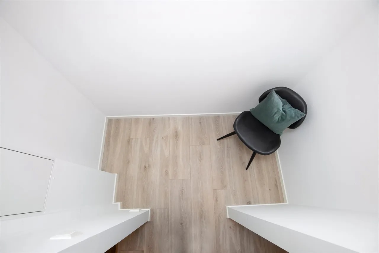 Garderobe/kott
Nå malt rosa (!), med hylle og klesstativ