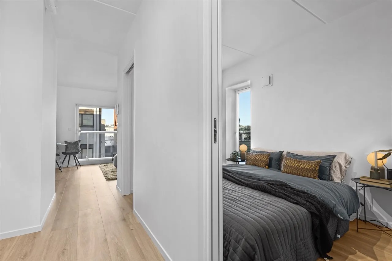 Alle andre vegger enn garderoben er hvite