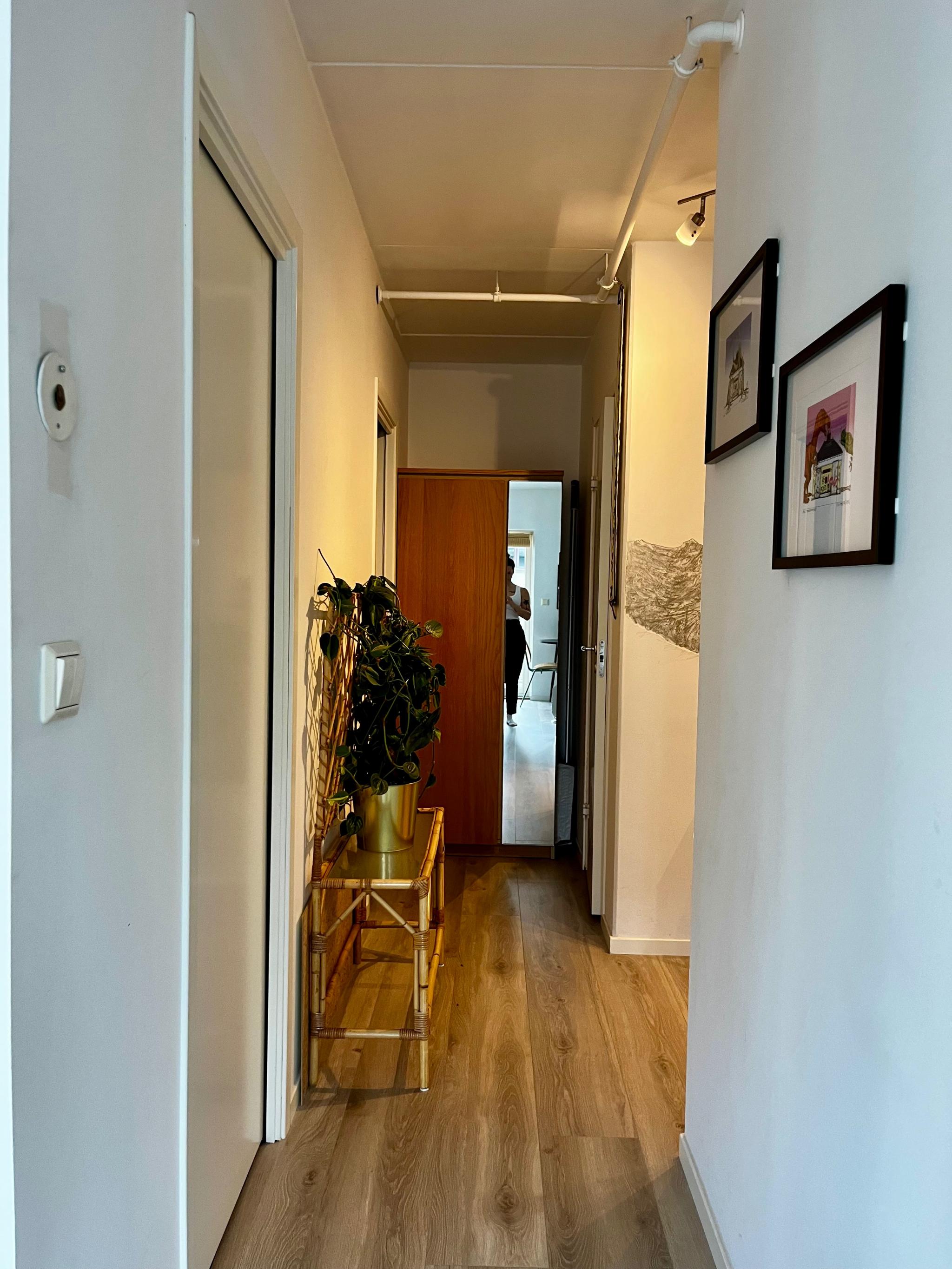 Gang med skap og helfigurspeil. Et lite oppussingsprosjekt på veggen i gangen