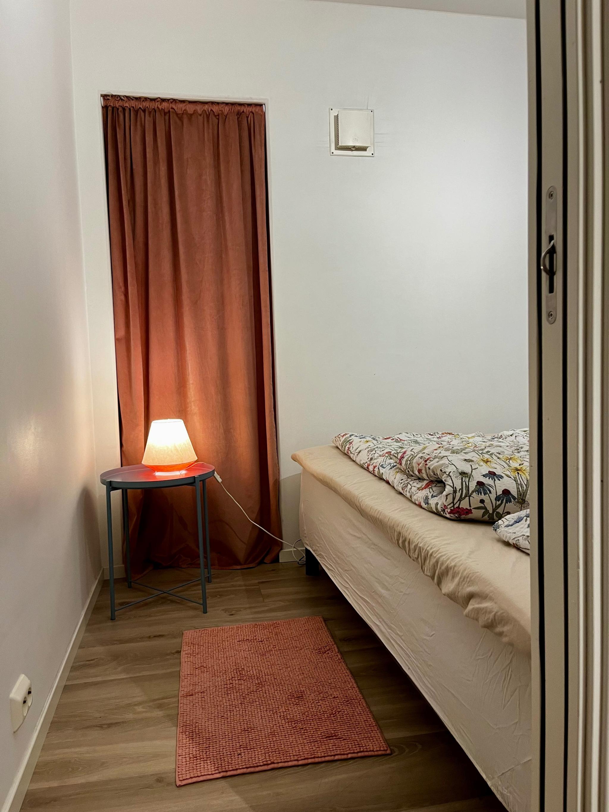 Soverom med seng og garderobeskap