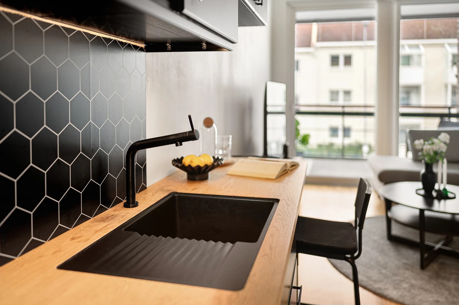 En praktisk arbeidsflate kombinert med et moderne uttrykk.