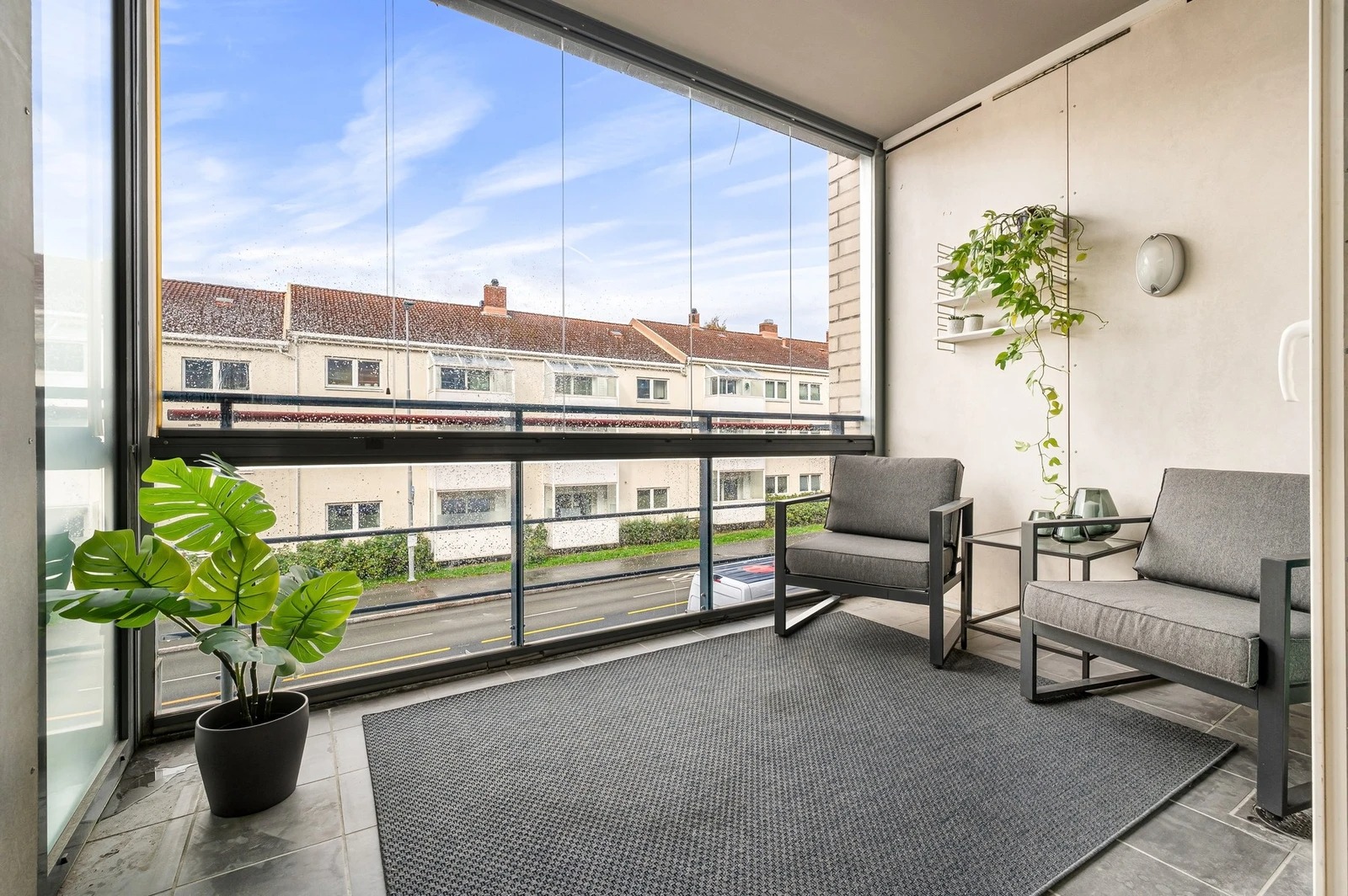 Innglasset balkong på 7,2 m² med flislagt gulv.