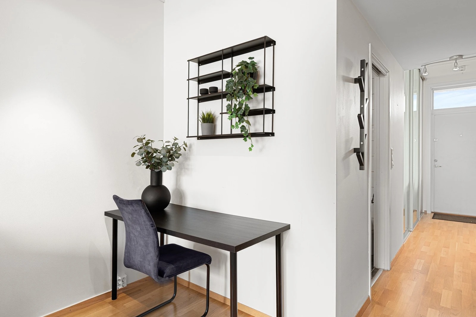 Smart utnyttelse av plassen med rom for skrivepult, perfekt til studier eller hjemmekontor.