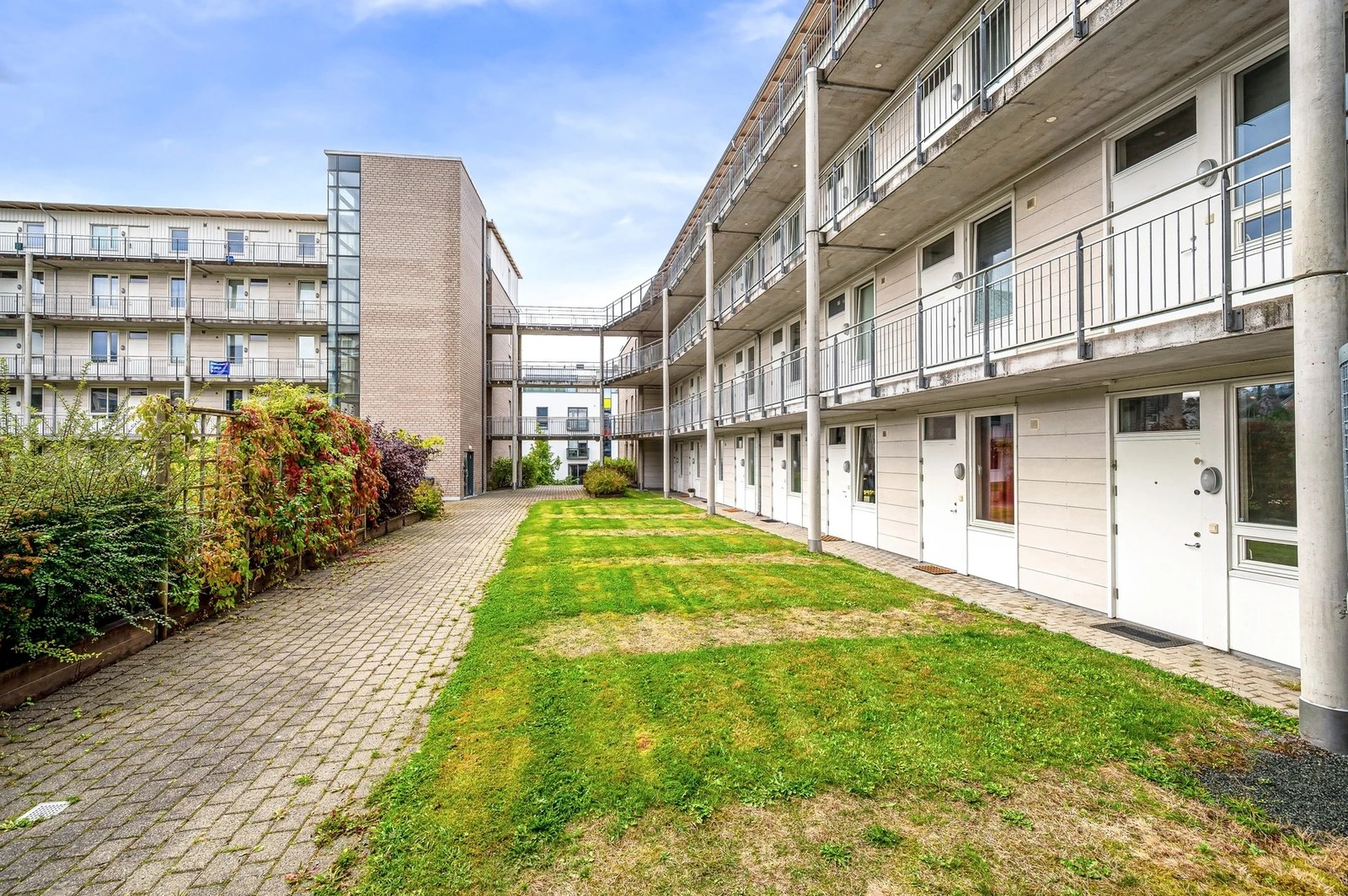 Velholdt fellesområde rett utenfor inngangspartiet.