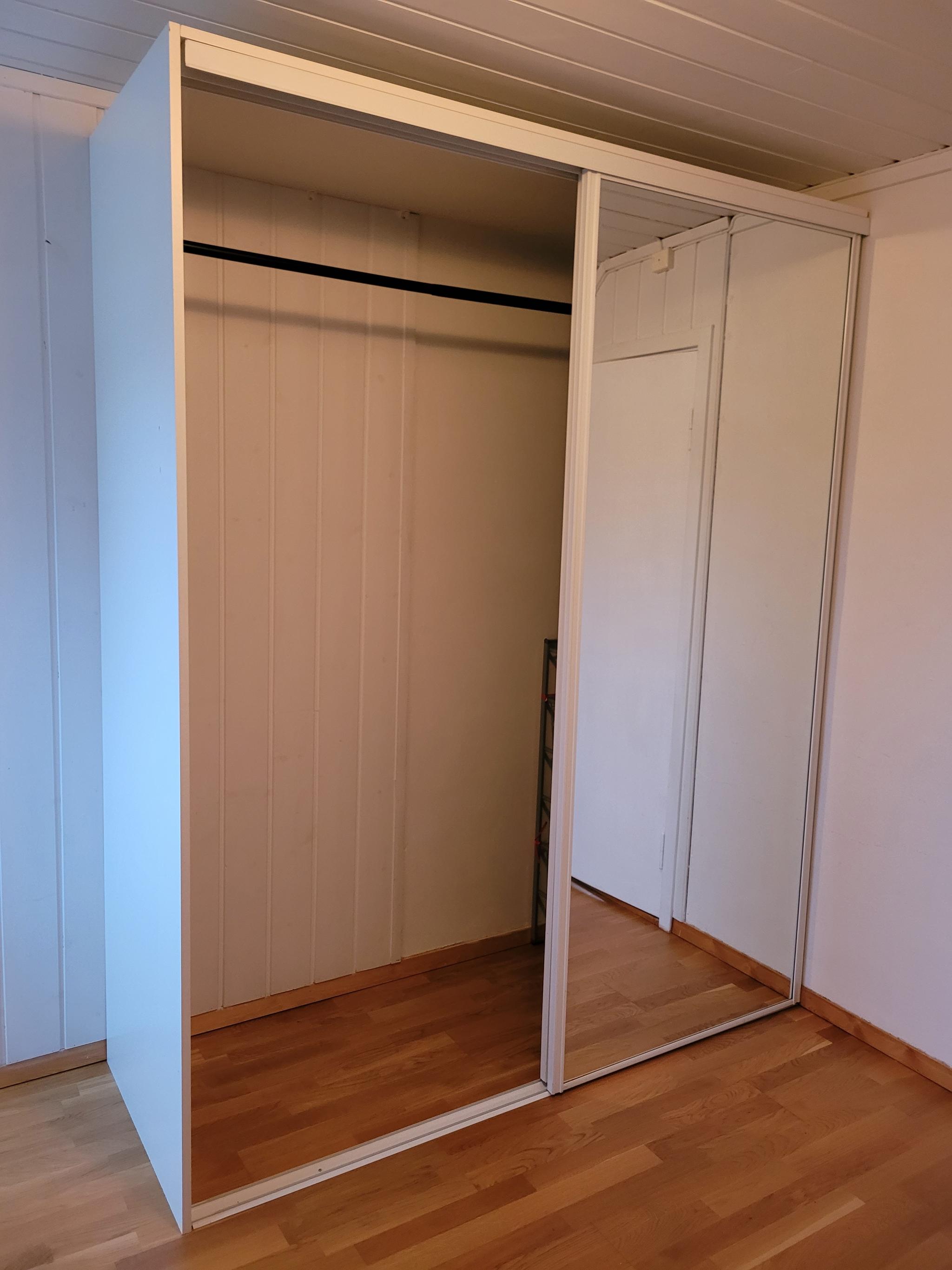 Soverom 2 med skyvedørsgarderobe skap