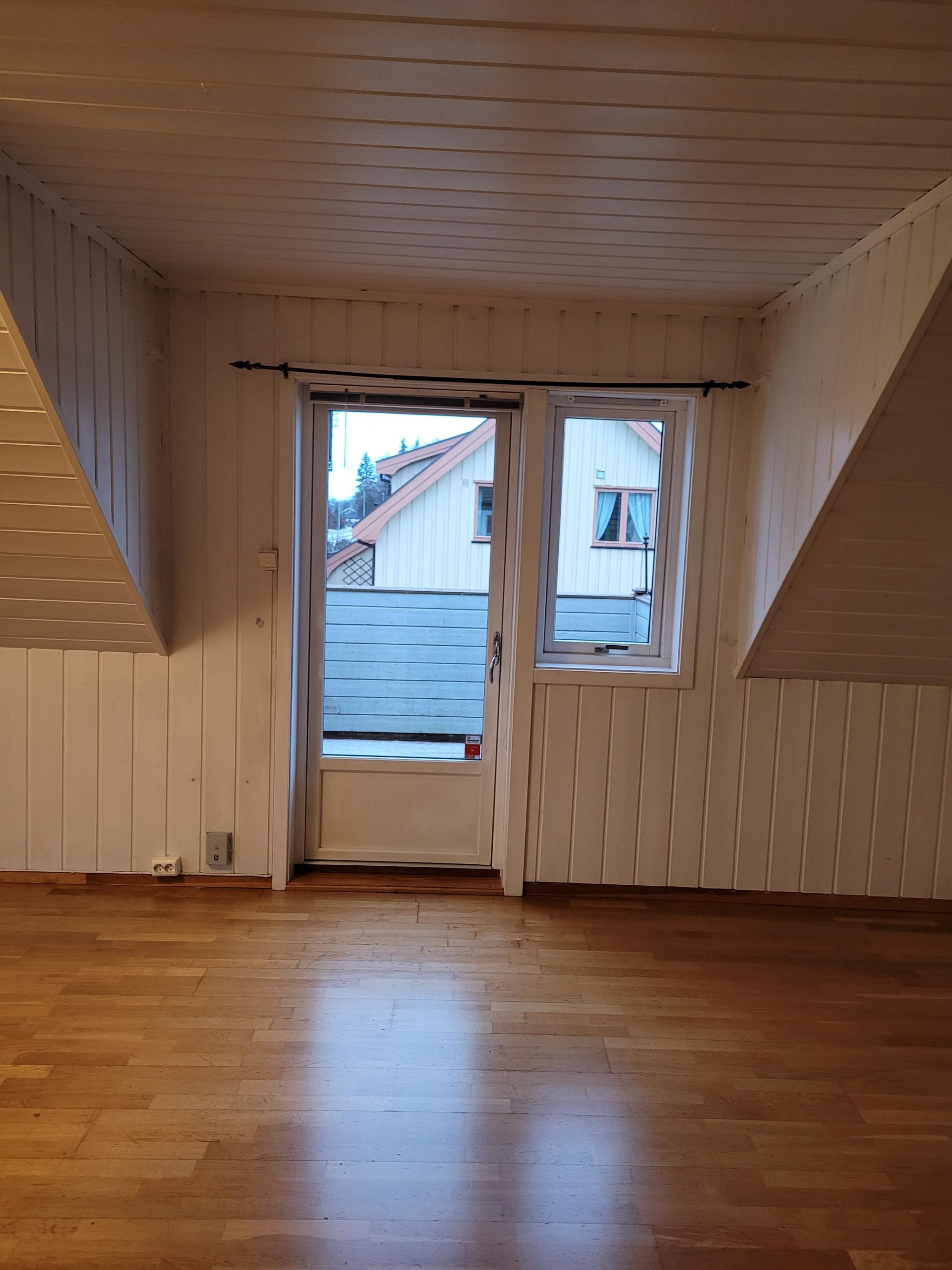 Stue med adkomst til balkong 