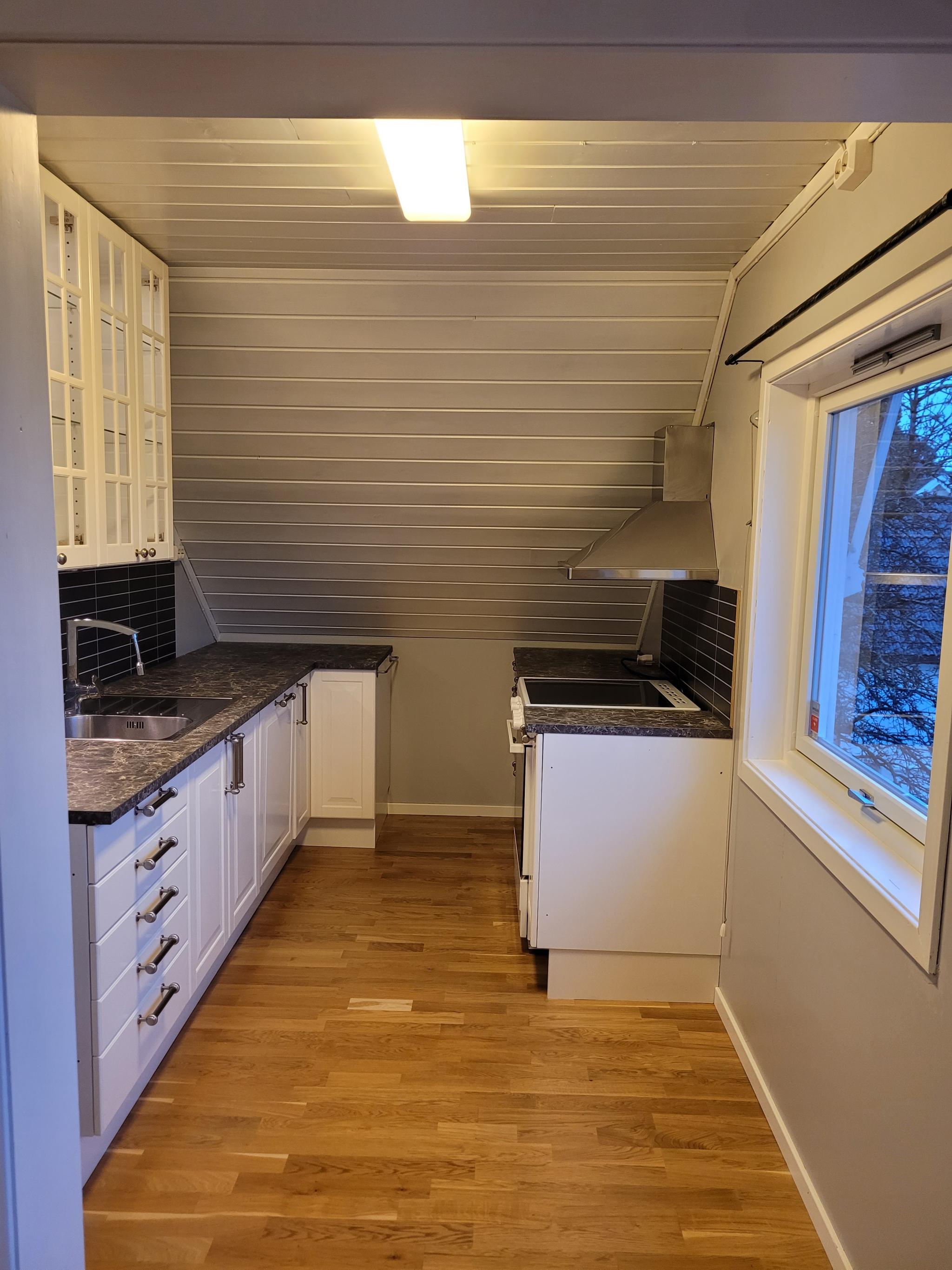 IKEA kjøkken med integrert oppvaskmaskin. Komfyr følger ikke med.