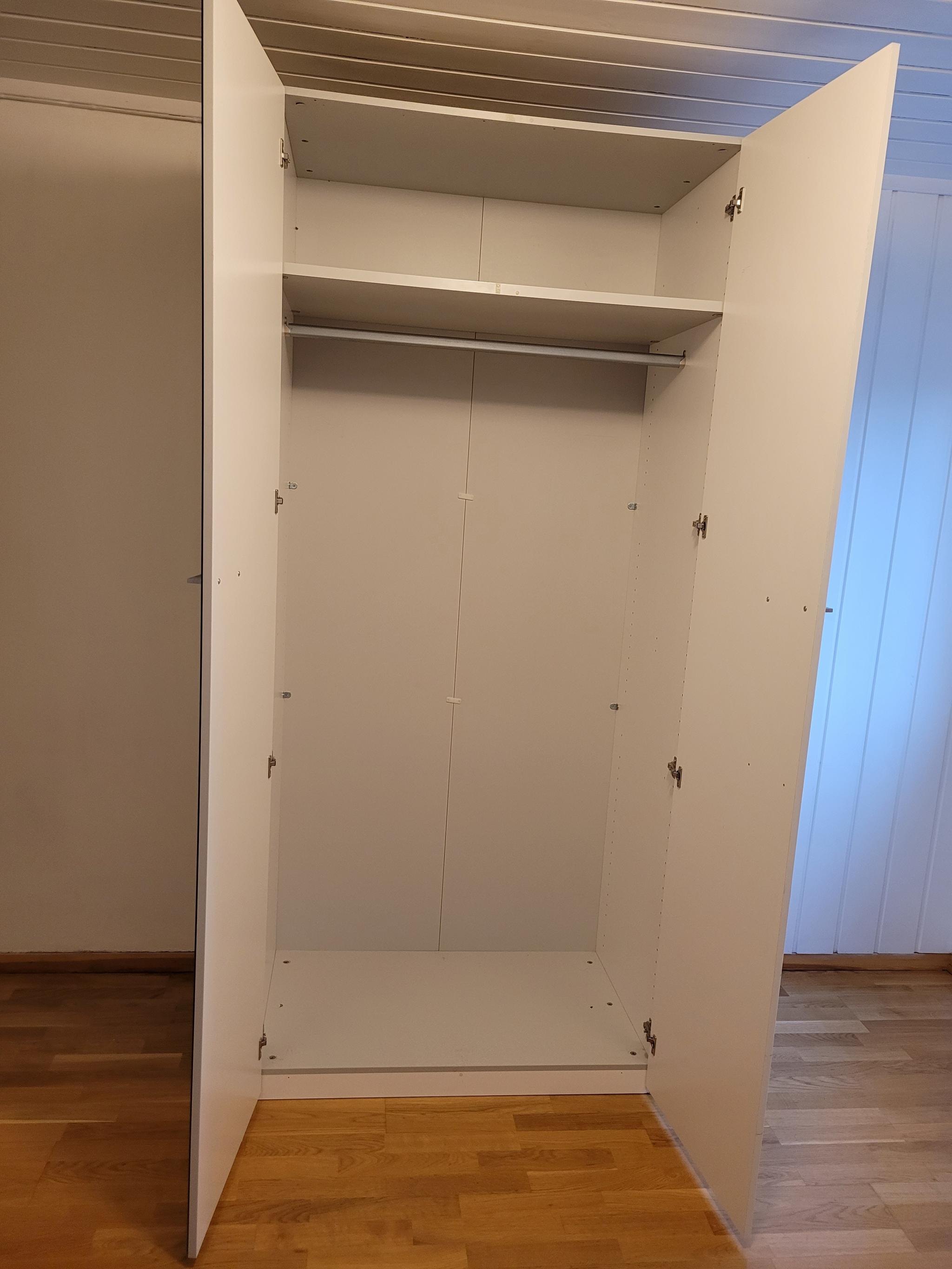 Soverom 1 med garderobe skap