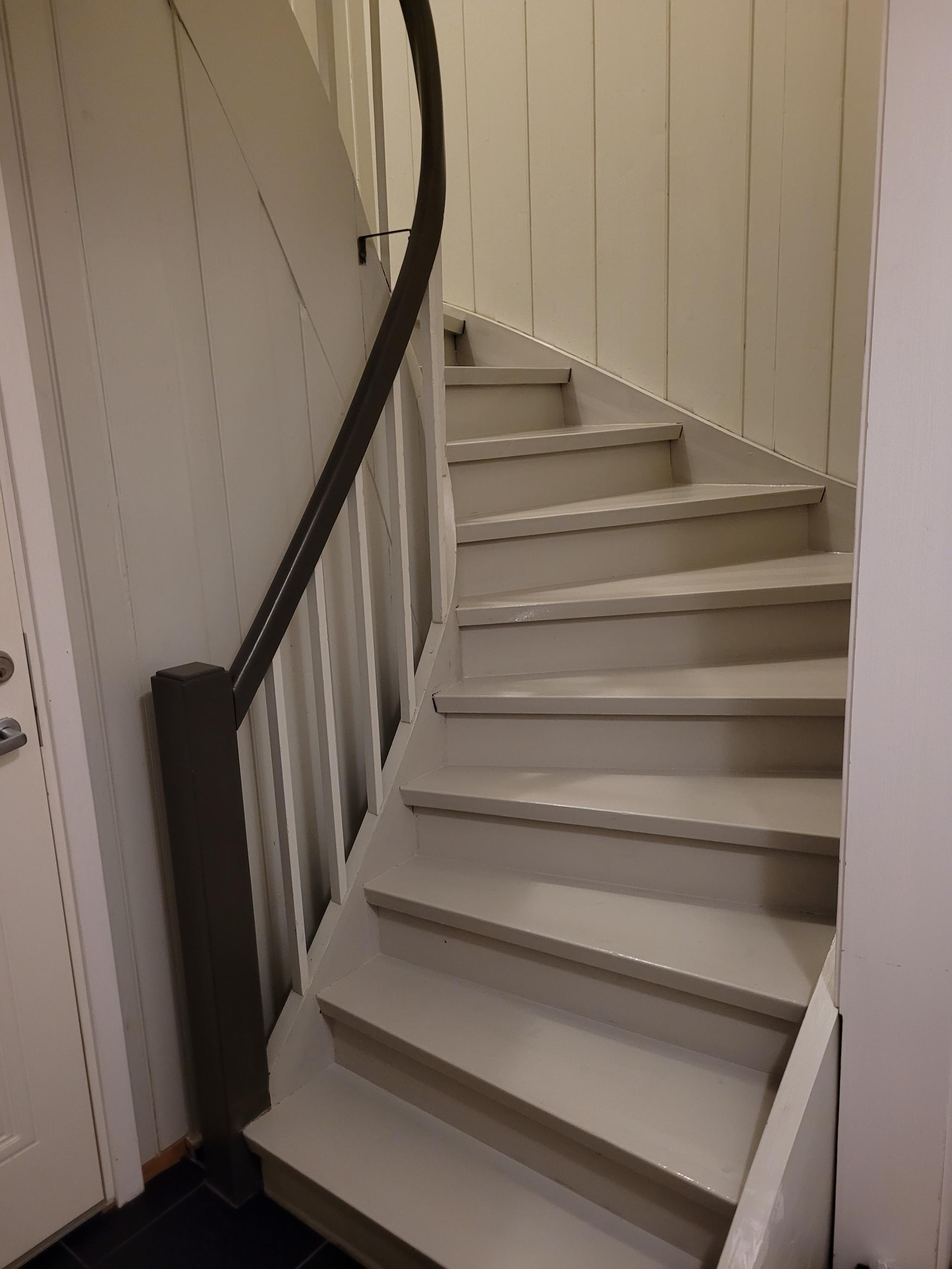 Adkomst trapp opp til loftsleiligheten.