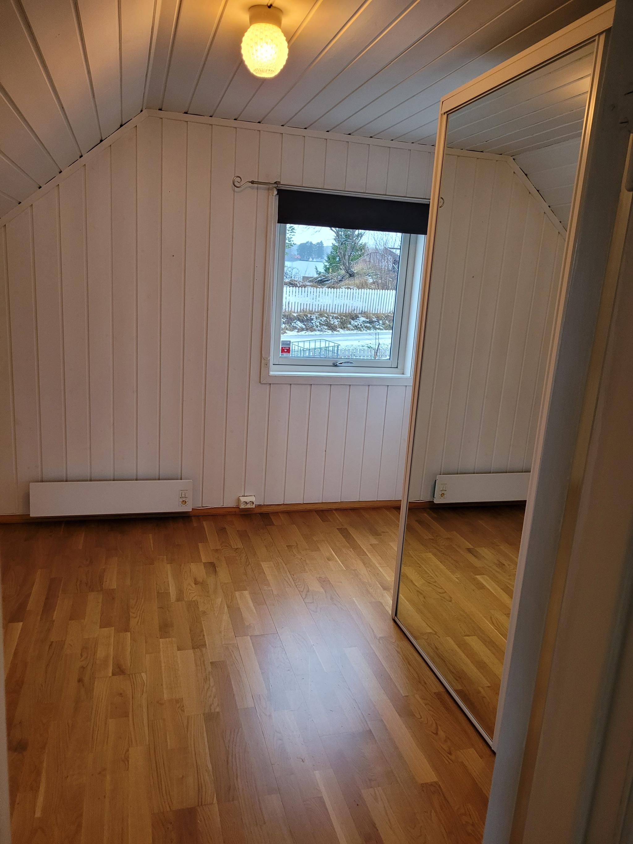 Soverom 2 med skyvedørsgarderobe skap