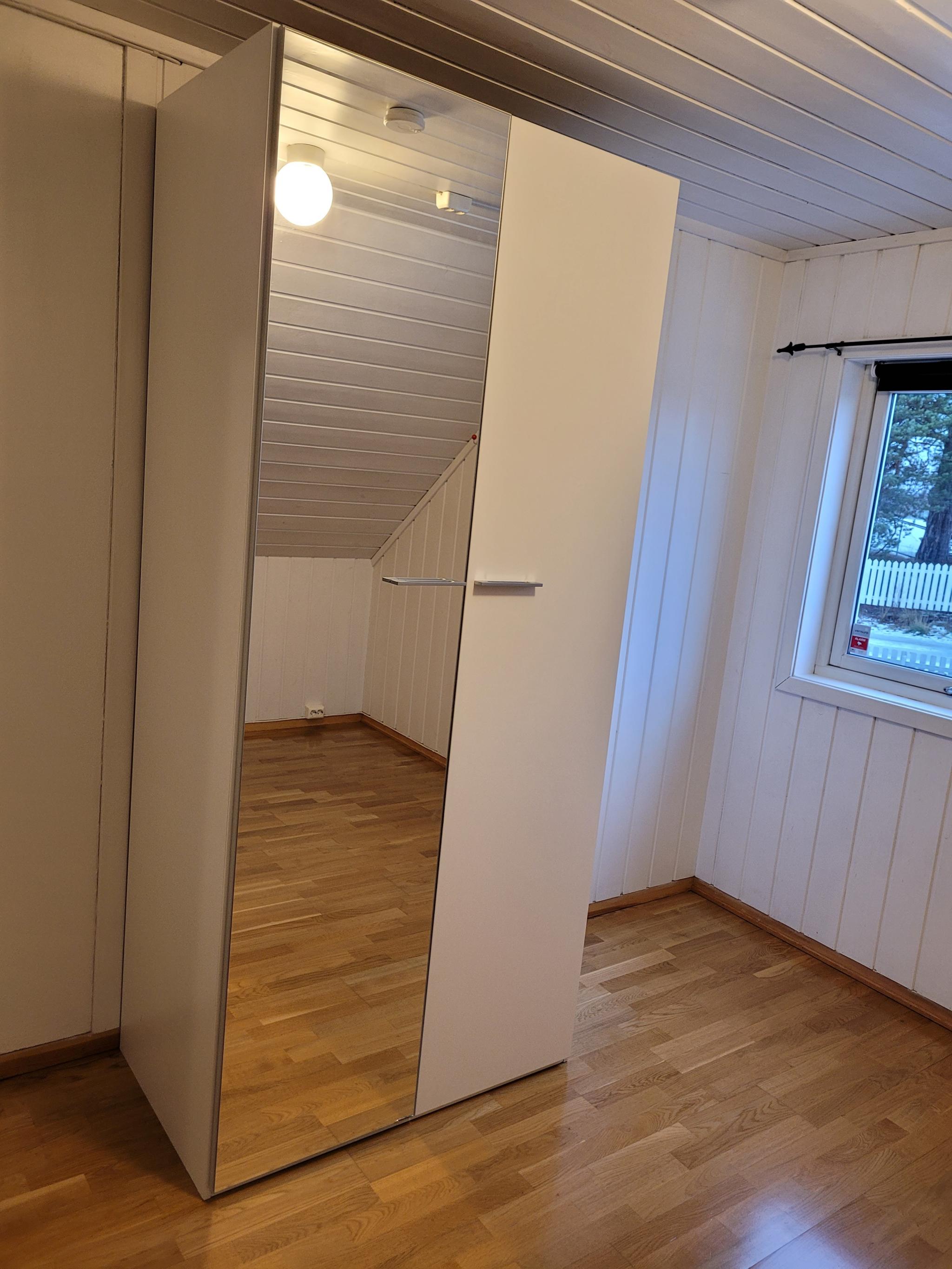 Soverom 1 med garderobe skap 