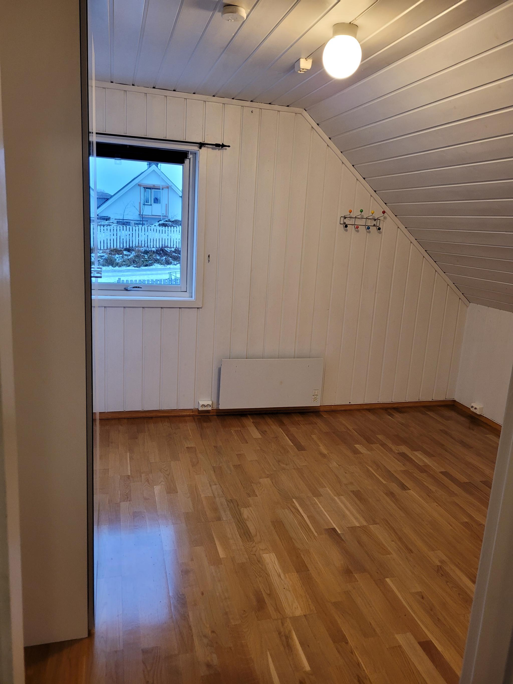 Soverom 1 med garderobe skap 