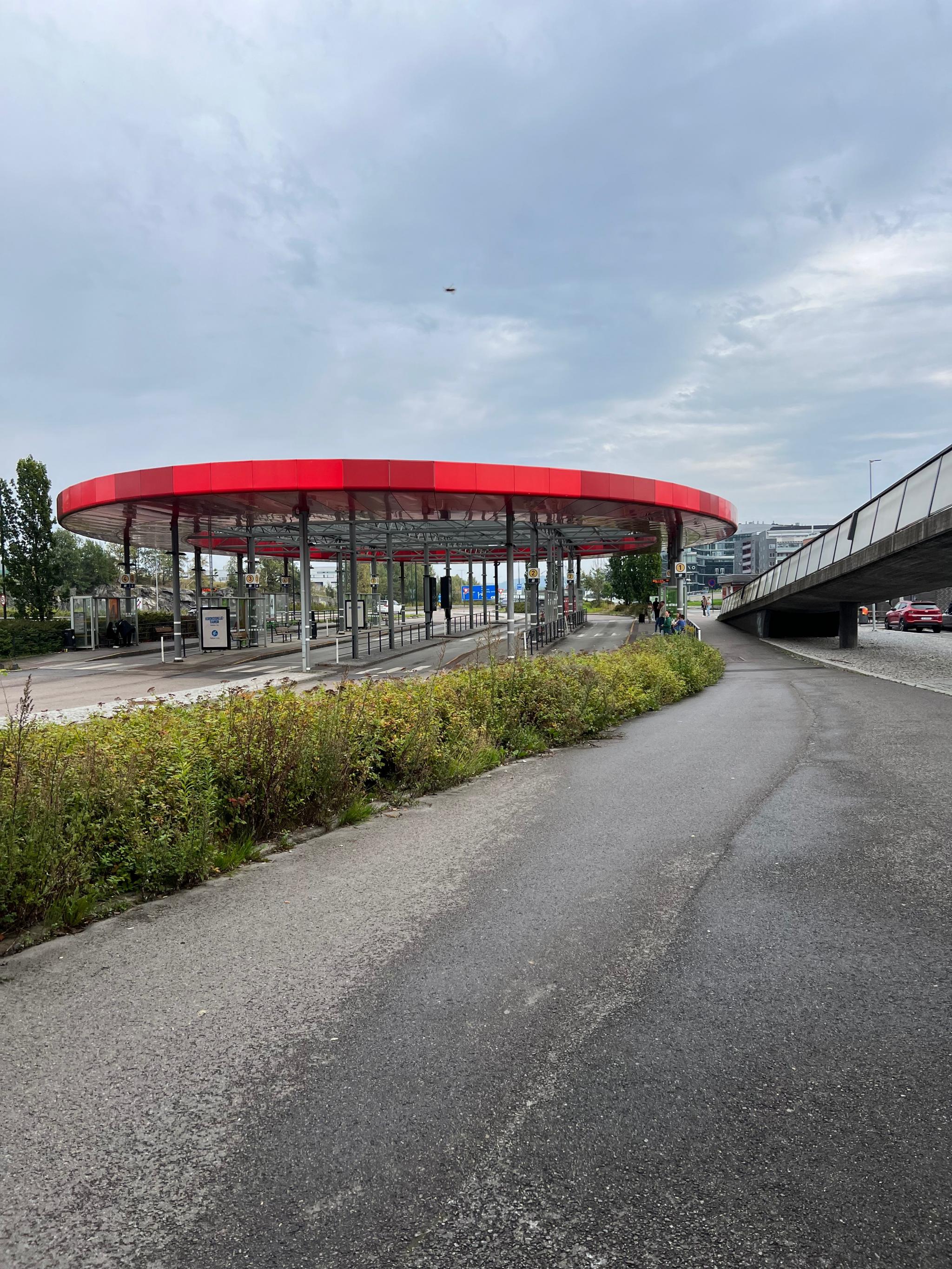 Bussterminal rett på andre side av gata.