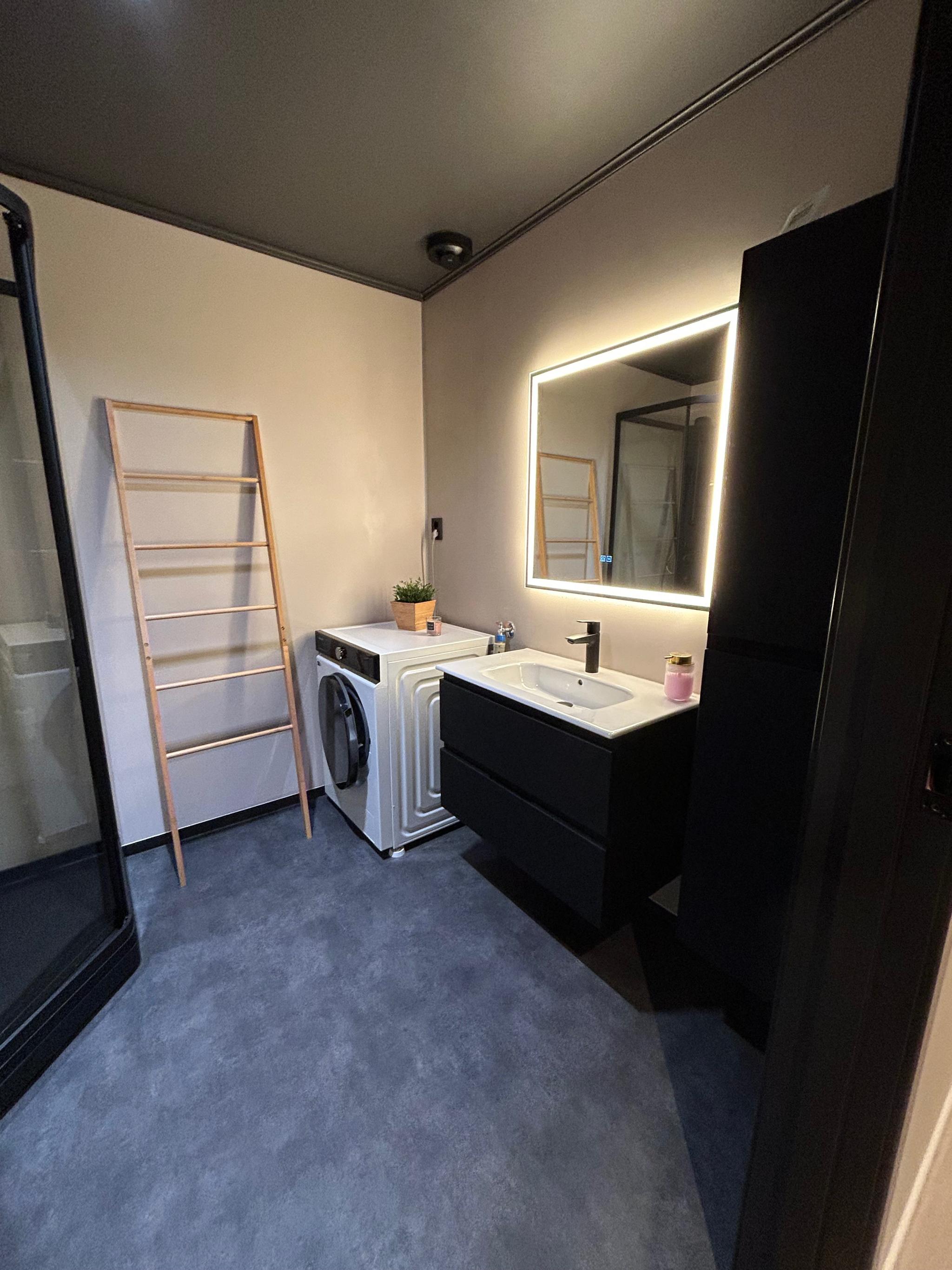 Lunt bad med vaskemaskin.
Alt nytt.