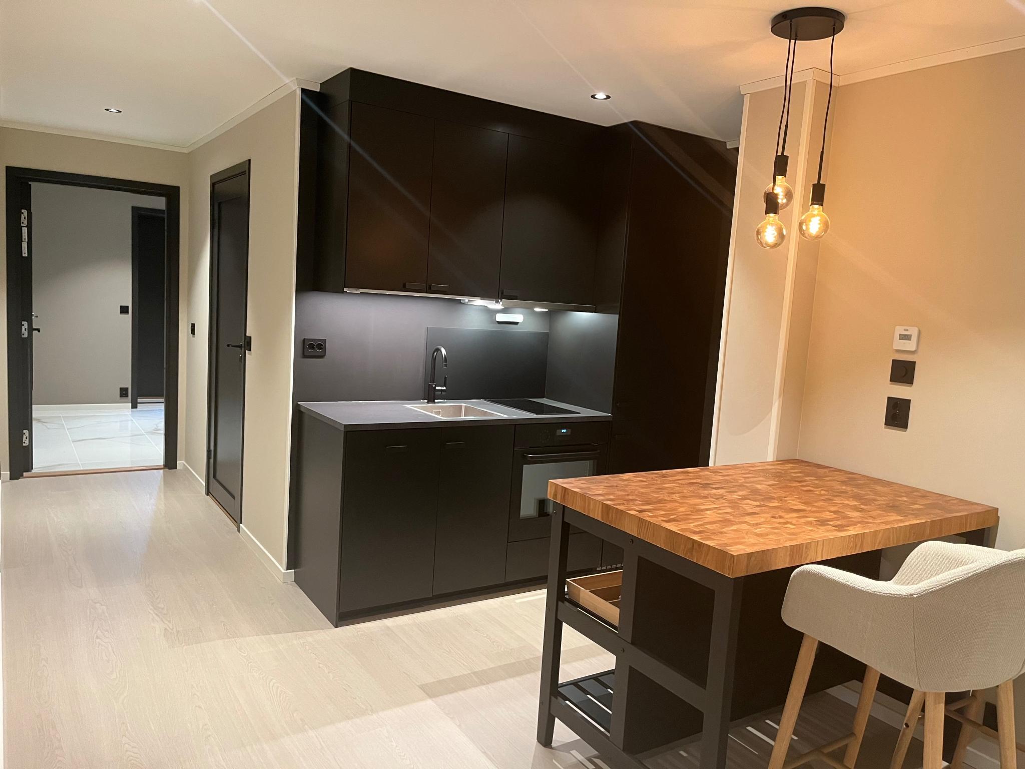 Moderne nytt kjøkken. Kjøl/ frys og oppvaskmaskin.