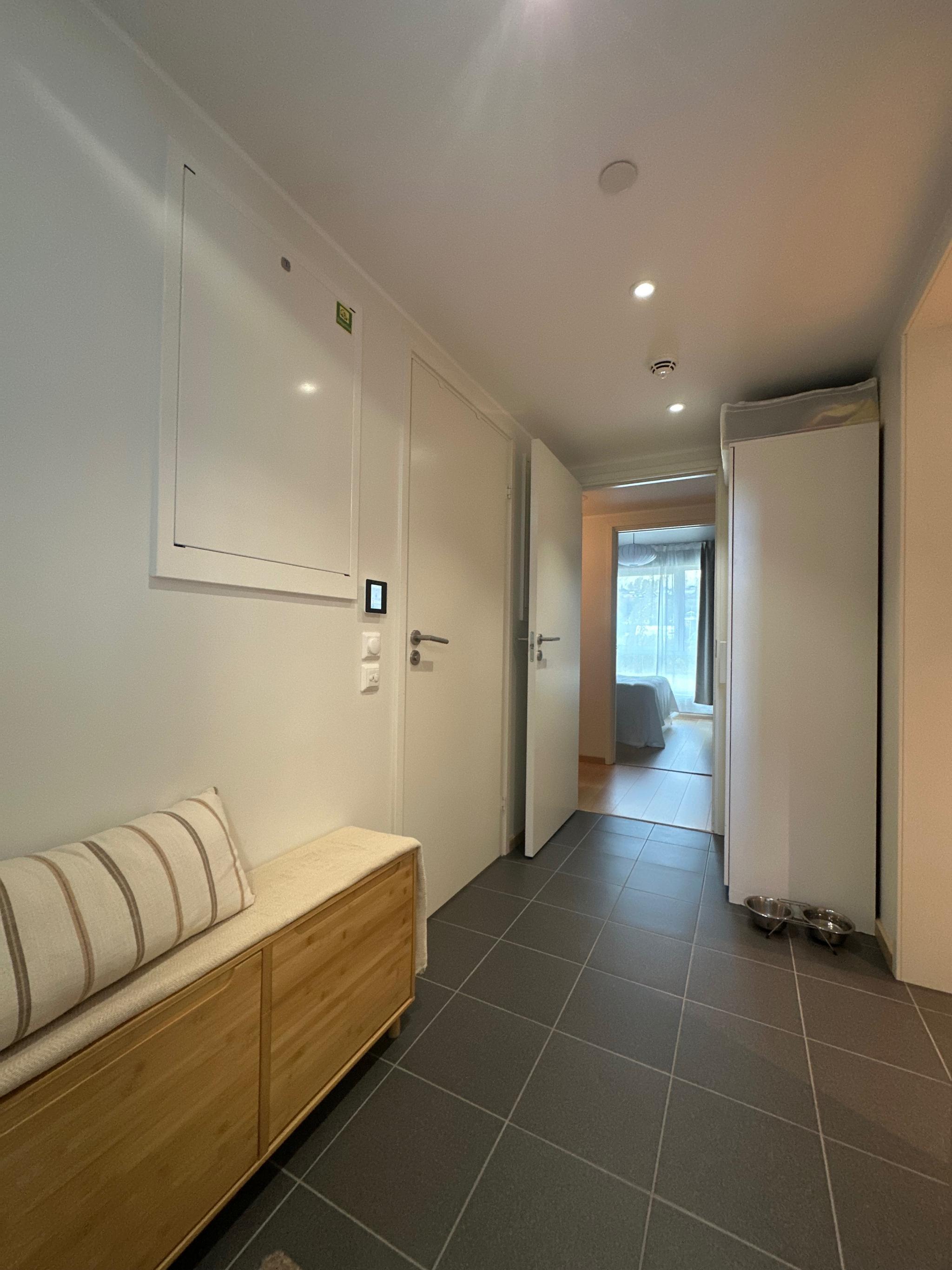 Entre. Høyskap følger leiligheten.