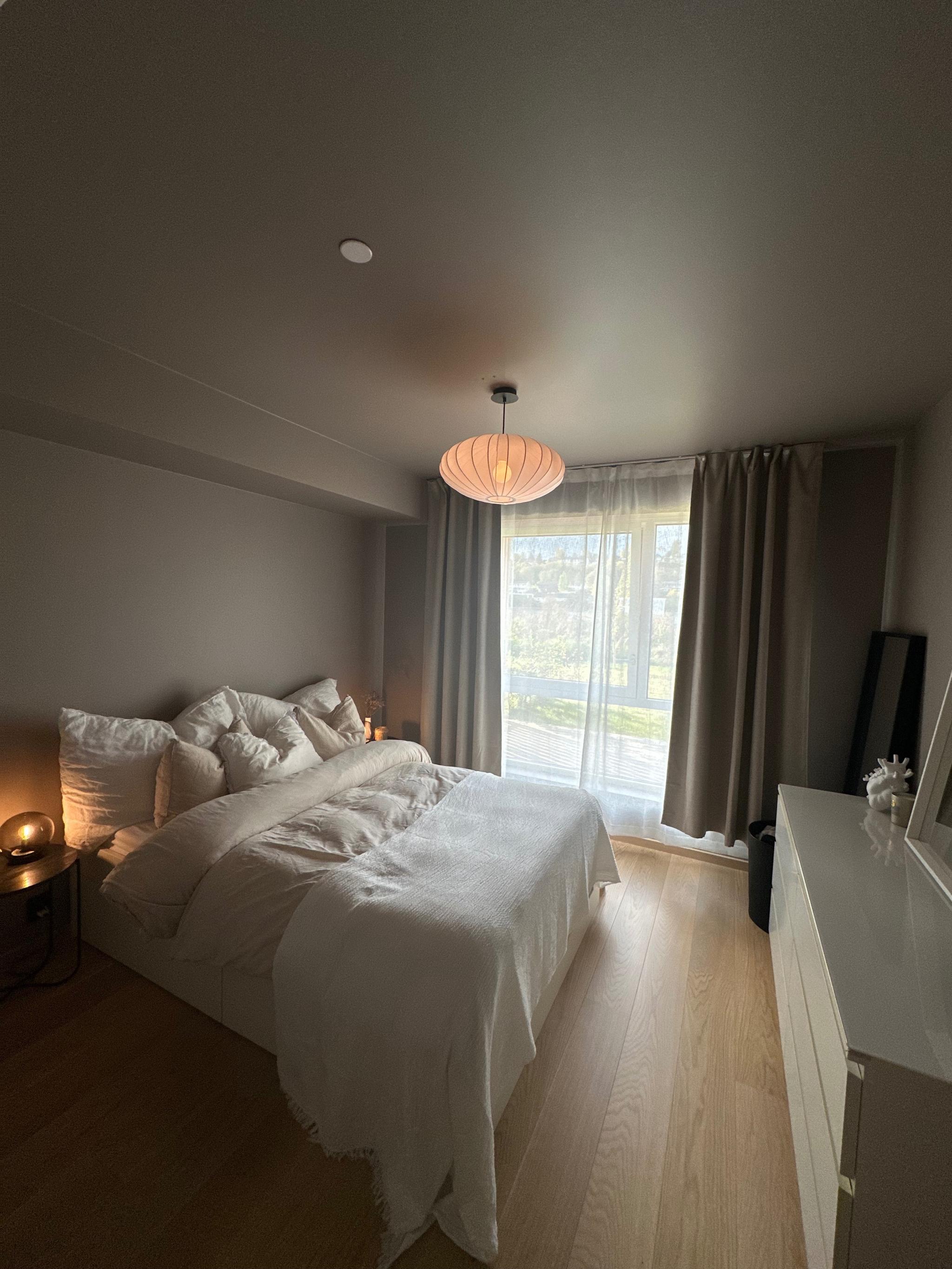 Soverom. Plass til kommode(r), høyskap.