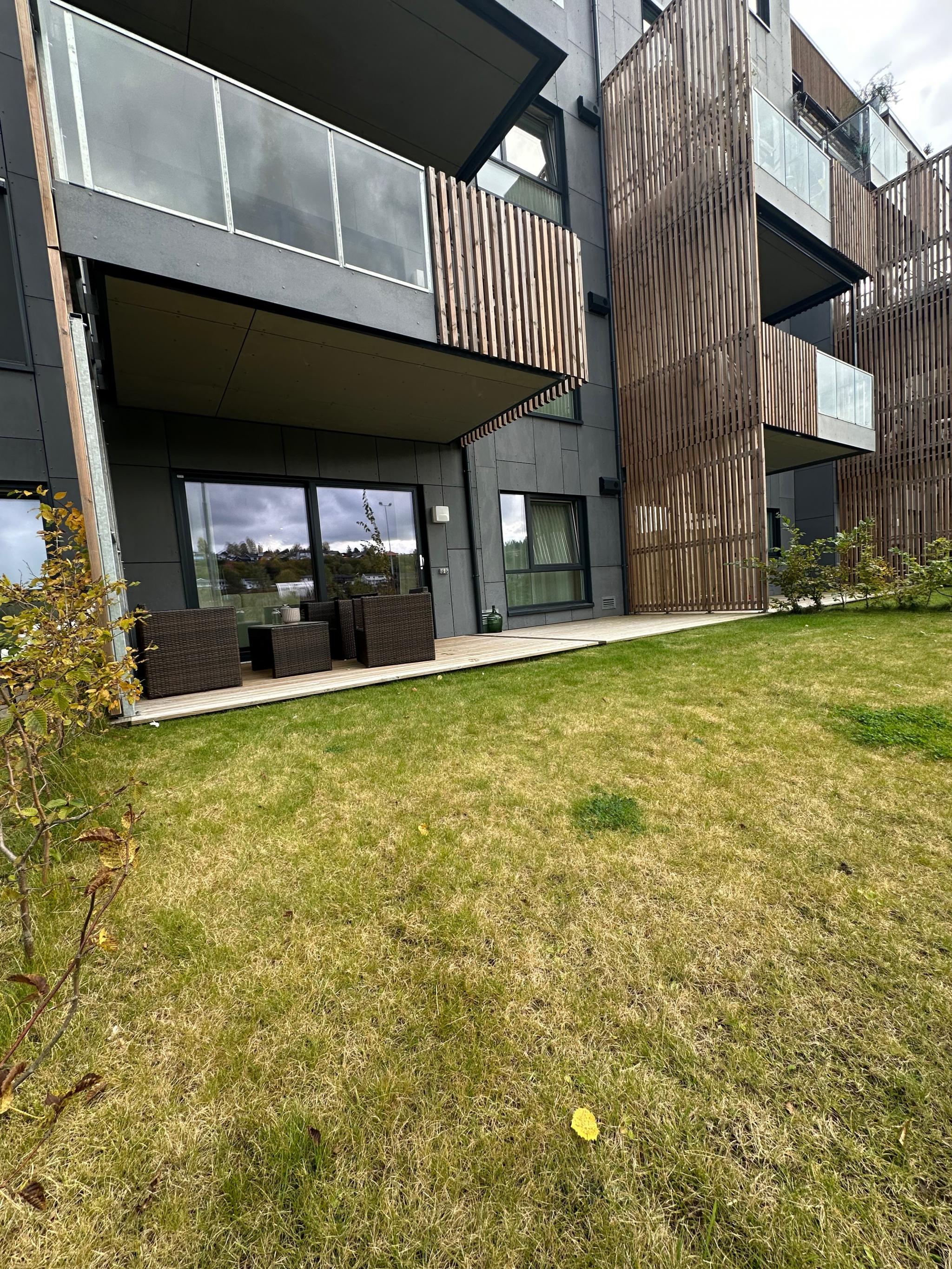 Terrasse med egen plen.