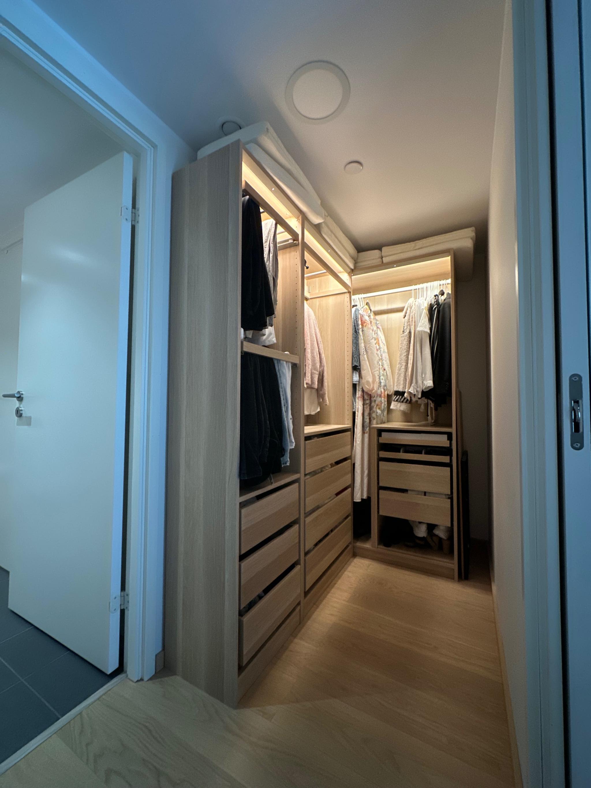 Walk-in. Garderobe følger leiligheten. Plass til speil, evt liten kommode/ smalt høyskap i andre enden.