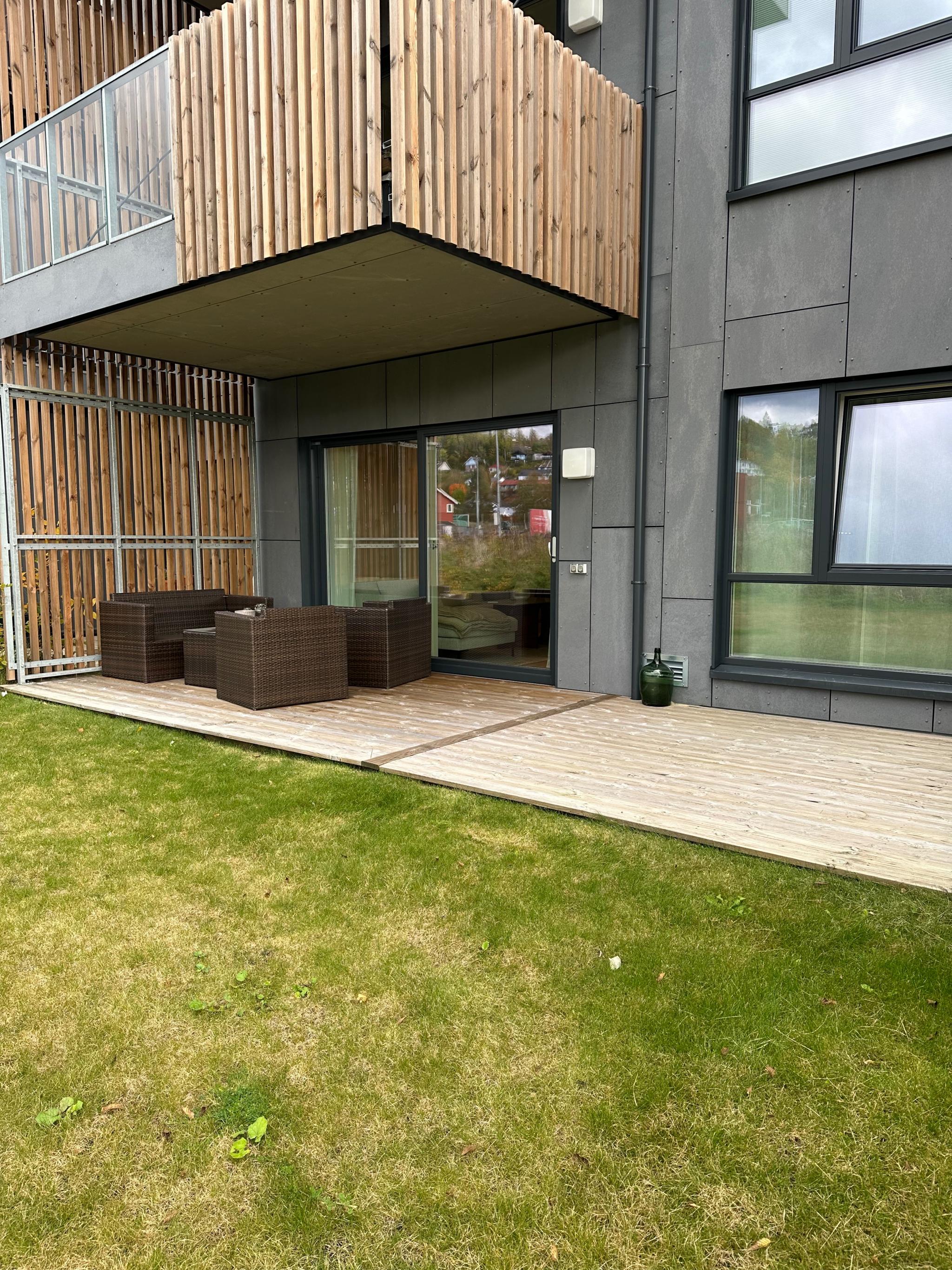 Terrasse med egen plen.